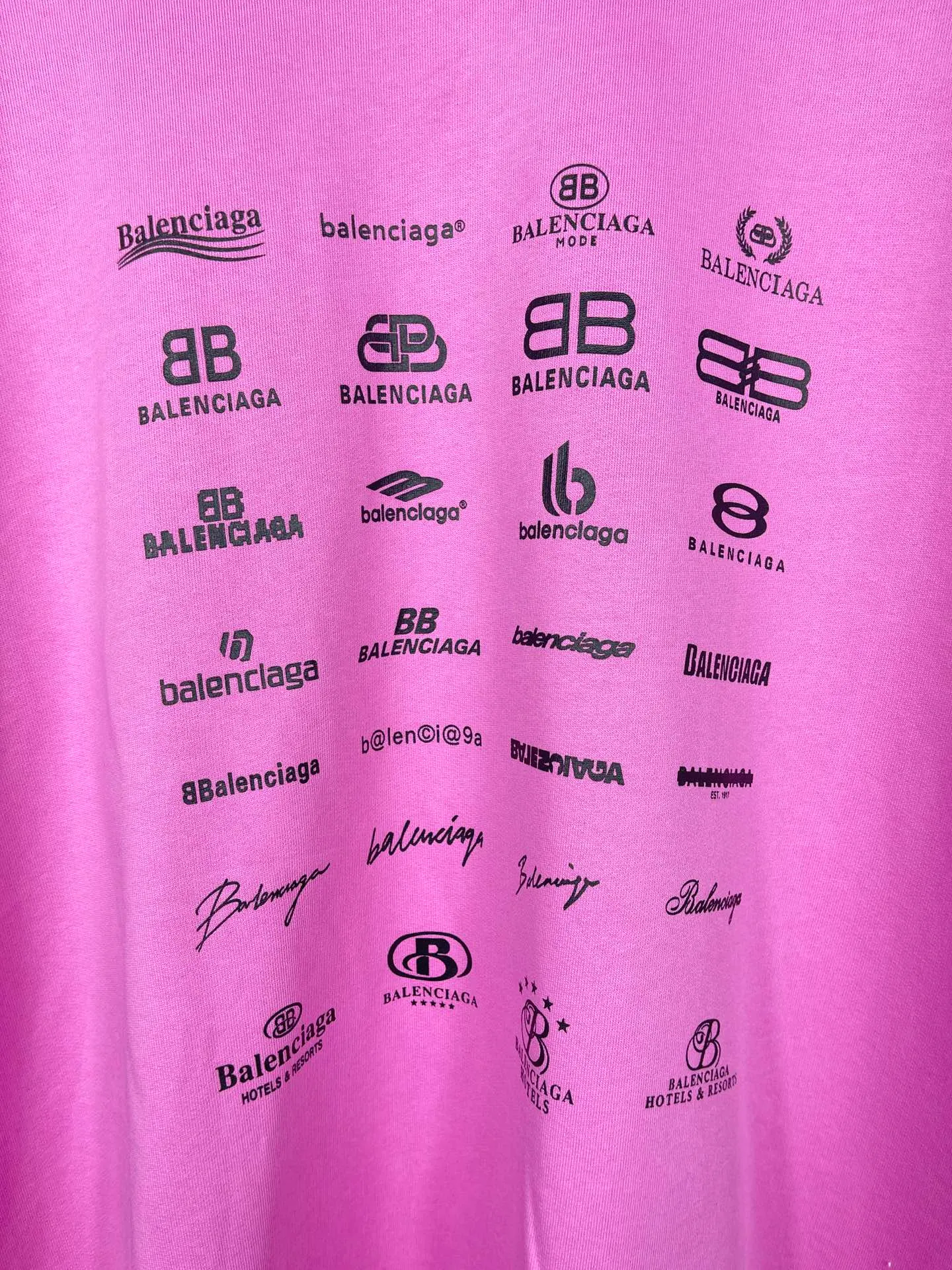 🅿️300 real photos [Top version. Official website quality] BALENCI*GA/Paris BALENCI*GA# 2023 spring and summer new style, printed with classic LOGO collection long-sleeved sweatshirt. 2023 autumn and winter new product. Brick cabinet synchronization. The fabric is made of Paris ZP custom-woven and dyed cotton double yarn sweatshirt. The weight is 450 grams, the cloth surface is clean. The cloth texture is clear. Soft and comfortable. Good color fastness. Not easy to change color. The threads are woven and dyed with no color difference. The printing uses imported environmentally friendly rubber paddles, precision stencils, fine LOGO letters, clear letters, no burrs, and a three-dimensional effect. Restore brick cabinet. The version adopts OS loose shoulder style. Same style for men and women. Code: BL238002 Color: black, beige, pink, smoke gray. Size: XS S M L