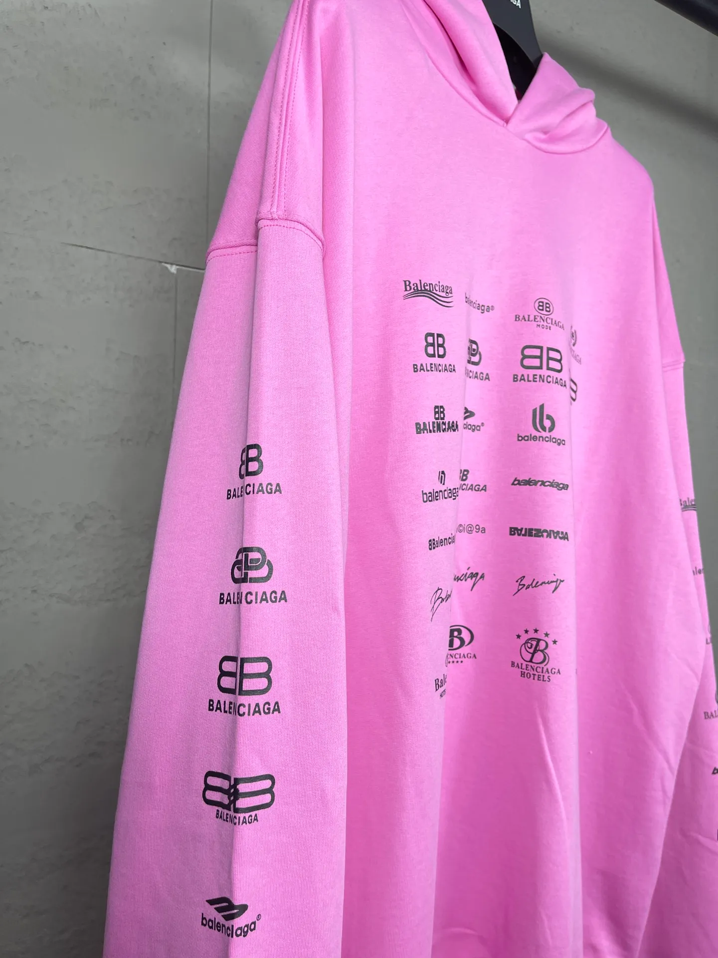 🅿️300 real photos [Top version. Official website quality] BALENCI*GA/Paris BALENCI*GA# 2023 spring and summer new style, printed with classic LOGO collection long-sleeved sweatshirt. 2023 autumn and winter new product. Brick cabinet synchronization. The fabric is made of Paris ZP custom-woven and dyed cotton double yarn sweatshirt. The weight is 450 grams, the cloth surface is clean. The cloth texture is clear. Soft and comfortable. Good color fastness. Not easy to change color. The threads are woven and dyed with no color difference. The printing uses imported environmentally friendly rubber paddles, precision stencils, fine LOGO letters, clear letters, no burrs, and a three-dimensional effect. Restore brick cabinet. The version adopts OS loose shoulder style. Same style for men and women. Code: BL238002 Color: black, beige, pink, smoke gray. Size: XS S M L