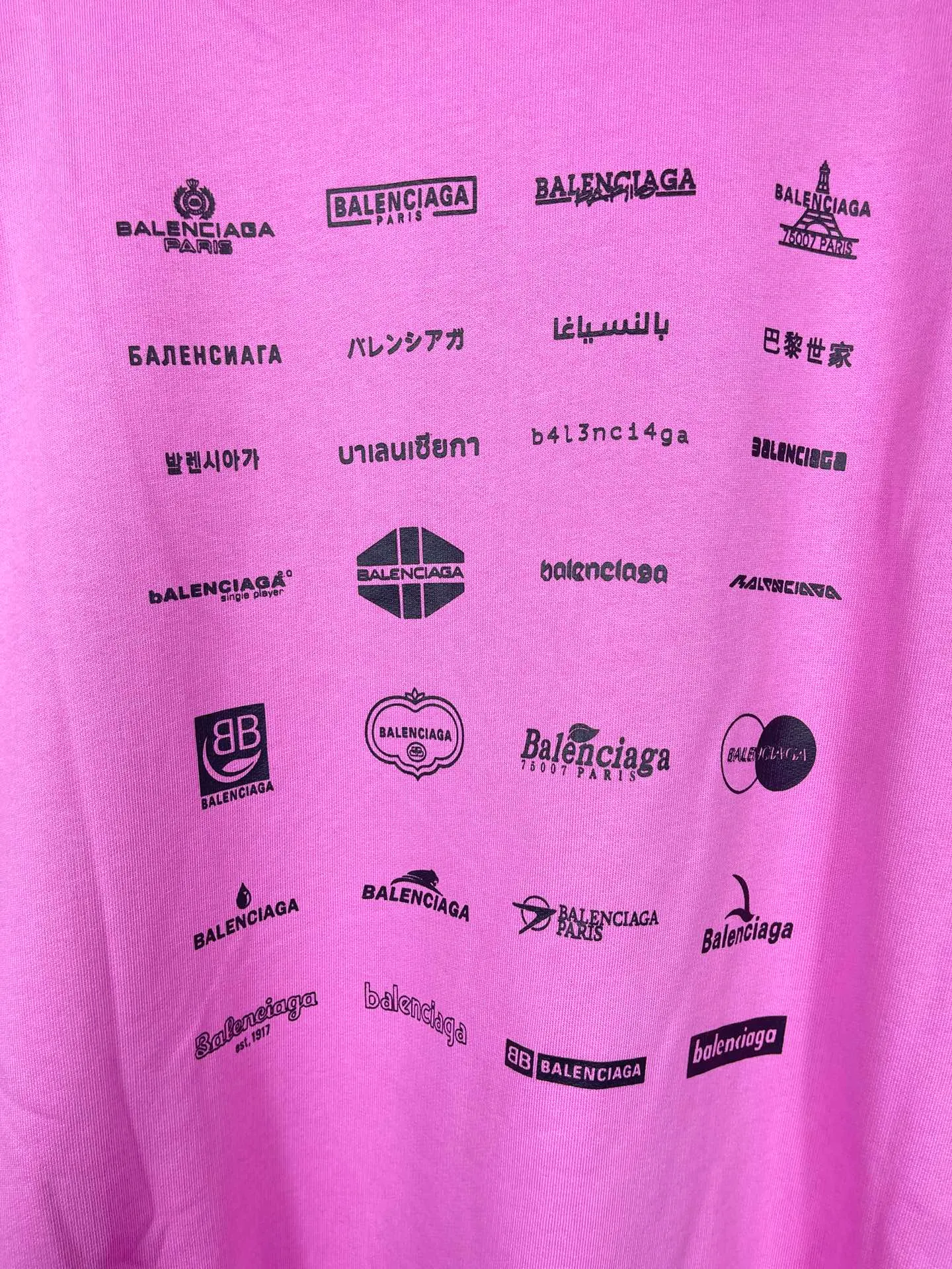 🅿️300 real photos [Top version. Official website quality] BALENCI*GA/Paris BALENCI*GA# 2023 spring and summer new style, printed with classic LOGO collection long-sleeved sweatshirt. 2023 autumn and winter new product. Brick cabinet synchronization. The fabric is made of Paris ZP custom-woven and dyed cotton double yarn sweatshirt. The weight is 450 grams, the cloth surface is clean. The cloth texture is clear. Soft and comfortable. Good color fastness. Not easy to change color. The threads are woven and dyed with no color difference. The printing uses imported environmentally friendly rubber paddles, precision stencils, fine LOGO letters, clear letters, no burrs, and a three-dimensional effect. Restore brick cabinet. The version adopts OS loose shoulder style. Same style for men and women. Code: BL238002 Color: black, beige, pink, smoke gray. Size: XS S M L