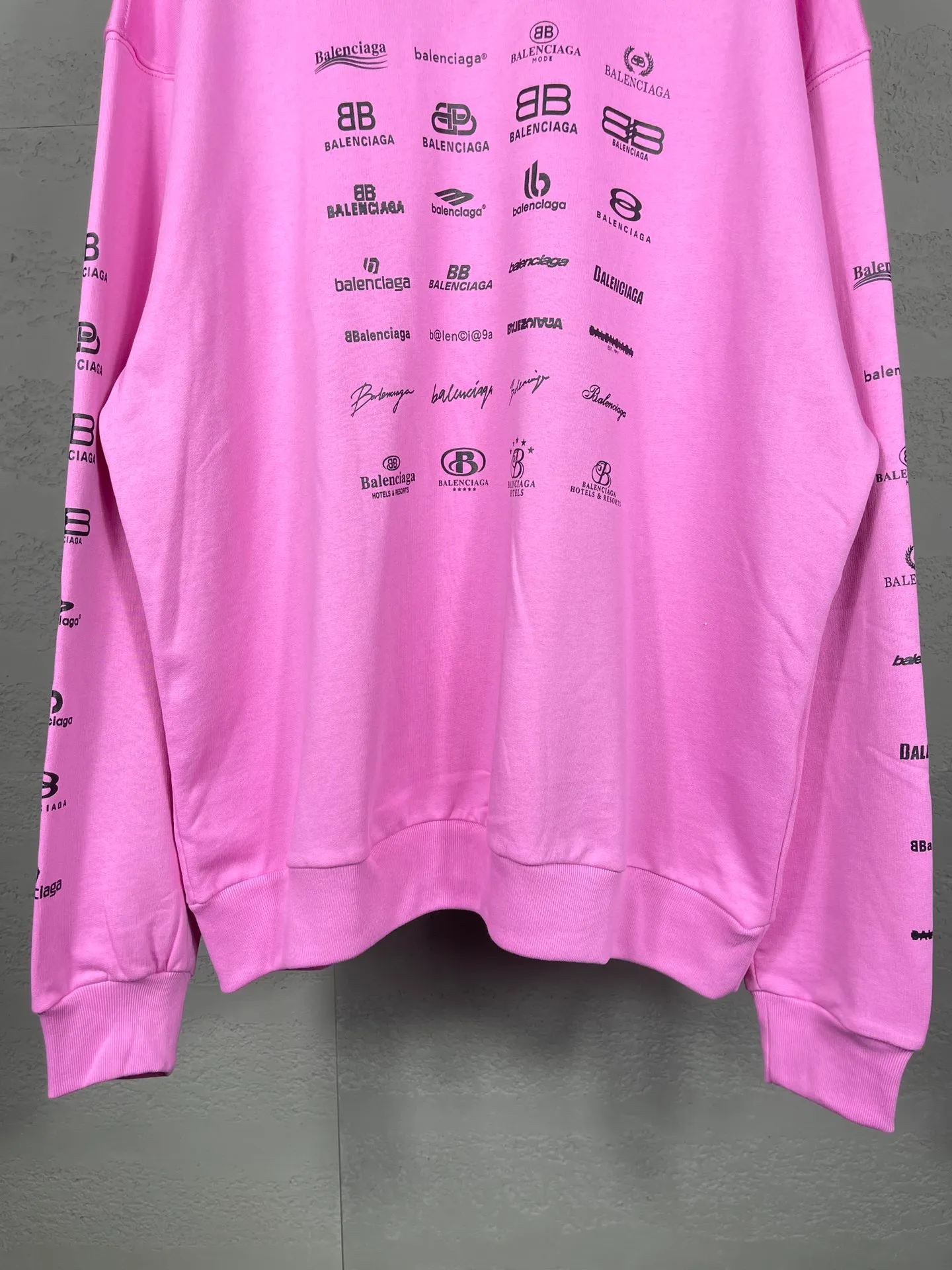🅿️300 real photos [Top version. Official website quality] BALENCI*GA/Paris BALENCI*GA# 2023 spring and summer new style, printed with classic LOGO collection long-sleeved sweatshirt. 2023 autumn and winter new product. Brick cabinet synchronization. The fabric is made of Paris ZP custom-woven and dyed cotton double yarn sweatshirt. The weight is 450 grams, the cloth surface is clean. The cloth texture is clear. Soft and comfortable. Good color fastness. Not easy to change color. The threads are woven and dyed with no color difference. The printing uses imported environmentally friendly rubber paddles, precision stencils, fine LOGO letters, clear letters, no burrs, and a three-dimensional effect. Restore brick cabinet. The version adopts OS loose shoulder style. Same style for men and women. Code: BL238002 Color: black, beige, pink, smoke gray. Size: XS S M L