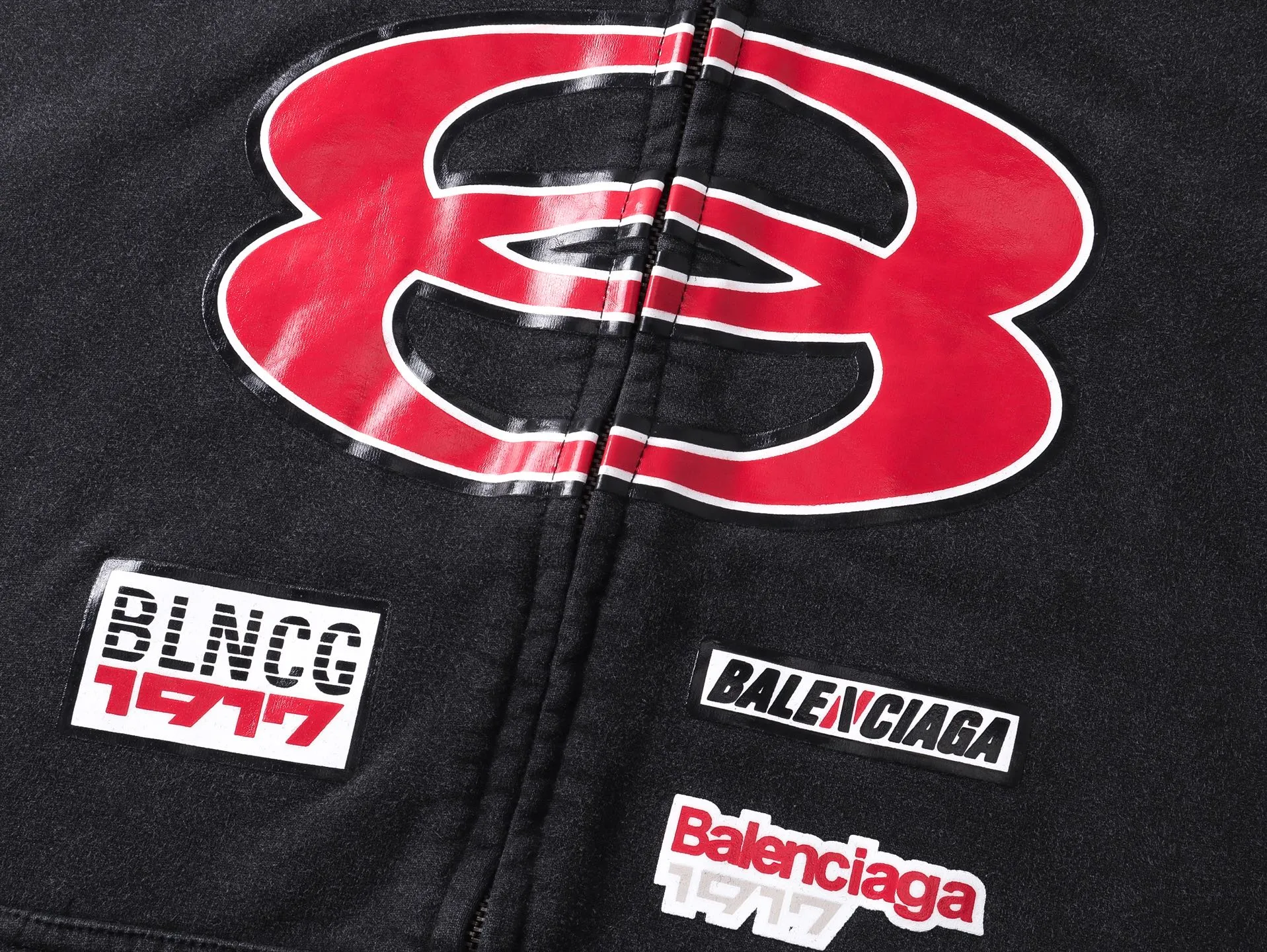 🅿️420 Detailed picture [Top version. Official website quality] BALENCI*GA/Paris. 25ss latest model. Paris double-ring LOGO combination racing suit series multi-digit printing, washed multi-digit worn zipper cardigan hooded sweatshirt. The brick cabinets are synchronized. The fabric is made of Paris ZP custom-woven and dyed cotton sweatshirt. Weighing 460 grams, the cloth surface is clean. The cloth pattern is clear, soft and comfortable, and the threads are dyed with no color difference. The classic LOGO pattern is printed with environmentally friendly imported materials, with clear letters and a strong three-dimensional feel. Restored brick cabinet. The garments were washed and aged, and polished by many hands. Produced by ultra-heavy craftsmanship, the market currency is very different, welcome to compare. The version adopts OS loose shoulder design. The same style for men and women. Code: BL259927 Color: Washed Black Size: XS S M L