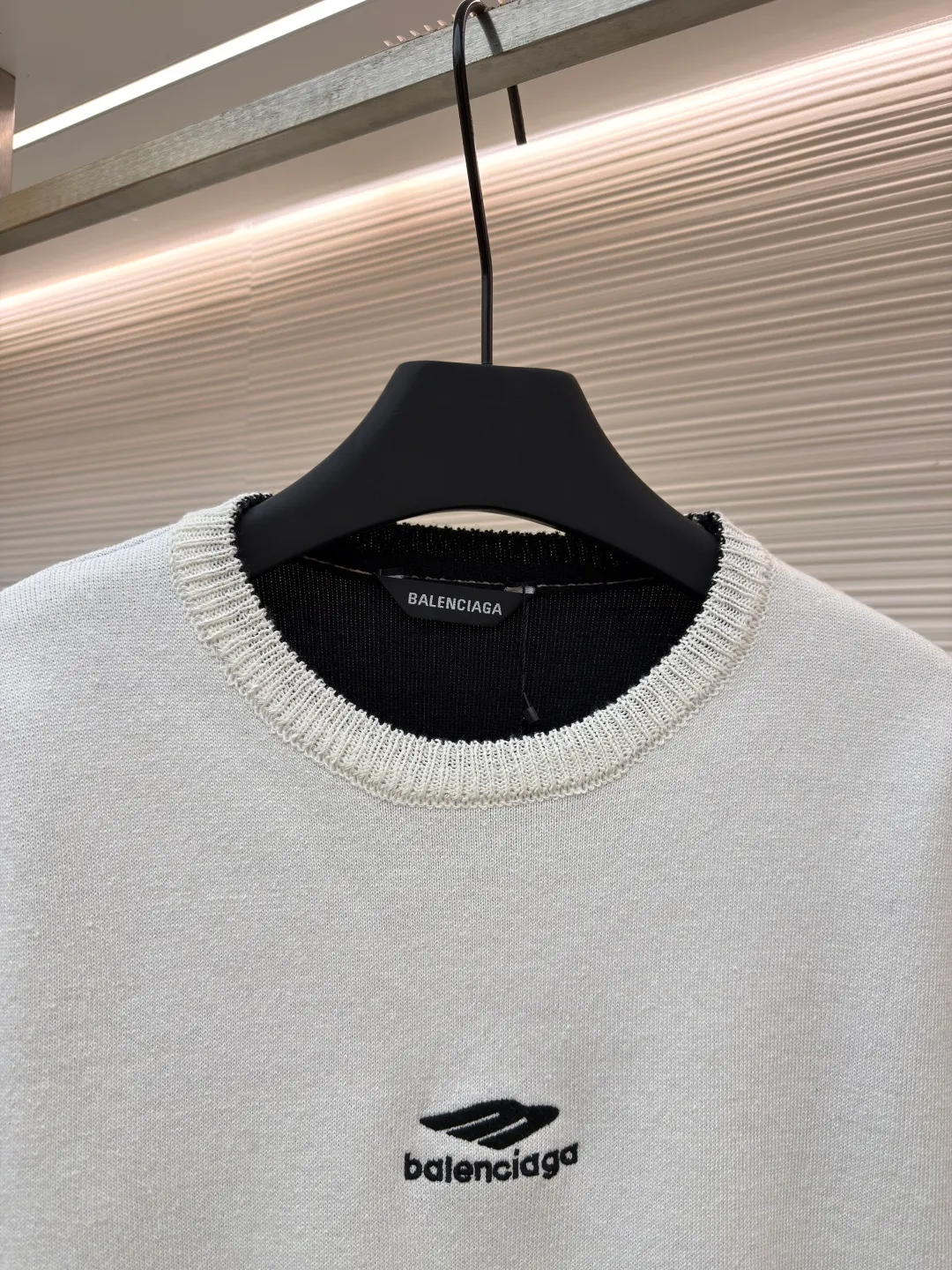Balenciaga SKI ski series wool knitted sweater ●Original version: purchased and developed by 13282 ●Item number: 1681711-A75 ●Fabric: wool blended fabric ●Technology: knitted production ●Color: white ●Version: loose fit ●Weight: about 895 grams ●Size: XS-S-M ●Description: The main body of the fabric is made of high-quality wool blend. The addition of wool not only provides the iconic soft touch and luxurious luster, but also gives the clothing natural temperature regulation and moisture wicking properties. This means it can effectively lock in body temperature in cold environments, while helping water evaporate to keep skin dry when exercise generates heat. Pure wool may be warm but can be heavy and prone to shrinkage. The blending technology used by Balenciaga must incorporate other natural fibers to optimize the durability, wrinkle resistance and morphological stability of the fabric. The determination of this blending ratio is an exquisite balance between the brand's pursuit of ultimate comfort and meeting the actual needs of skiing. Lycra double-sided bottom technology is used on the hem and the inside of the cuffs of the clothing. This refers to the highly elastic Lycra fiber being woven into a double-layer structure to form a closing edge with strong resilience. Complexity reflected: The core of this craft lies in the "double side". It is not a simple rib, but uses complex double-sided knitting technology to give a smooth and delicate visual effect to both the inside and outside, while forming an "invisible" strong bundle on the inside. The purpose is: Pressure-free comfort: The elasticity provided by Lycra is dynamic, fast enough, and does not restrict body movements, achieving the unity of sports function and comfort. The overall wiring is straight and delicate, the fabric is comfortable and soft, and the color is consistent without color difference. It can be matched with the same style to create a fashionable look and control various occasions. Customized accessories, complete with three standards, same style for men and women!