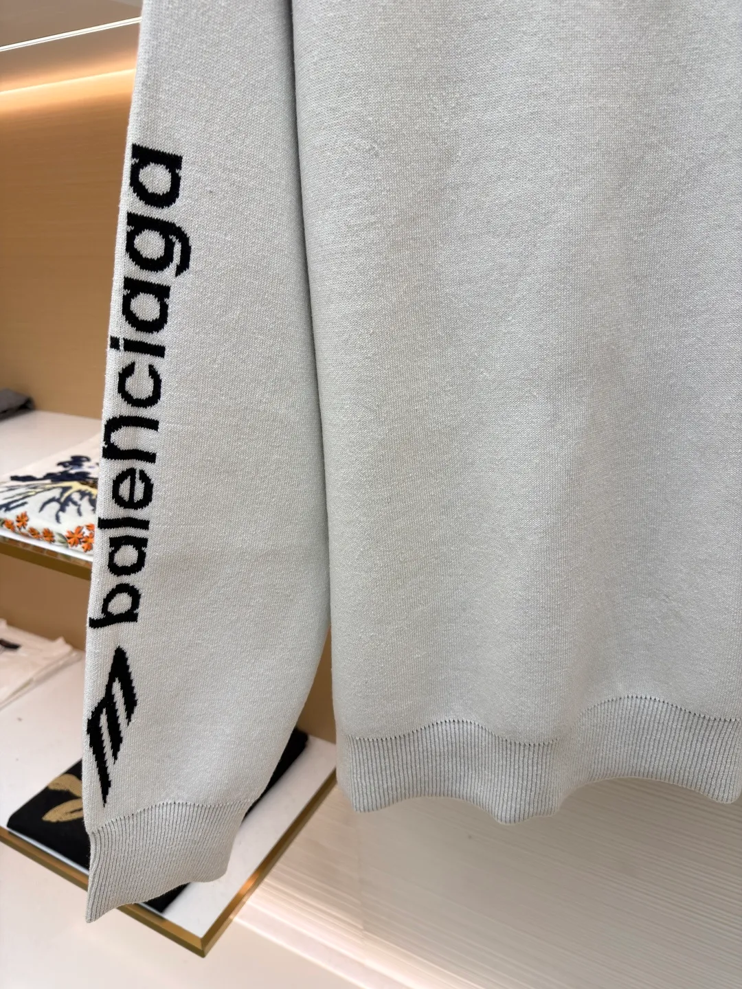 Balenciaga SKI ski series wool knitted sweater ●Original version: purchased and developed by 13282 ●Item number: 1681711-A75 ●Fabric: wool blended fabric ●Technology: knitted production ●Color: white ●Version: loose fit ●Weight: about 895 grams ●Size: XS-S-M ●Description: The main body of the fabric is made of high-quality wool blend. The addition of wool not only provides the iconic soft touch and luxurious luster, but also gives the clothing natural temperature regulation and moisture wicking properties. This means it can effectively lock in body temperature in cold environments, while helping water evaporate to keep skin dry when exercise generates heat. Pure wool may be warm but can be heavy and prone to shrinkage. The blending technology used by Balenciaga must incorporate other natural fibers to optimize the durability, wrinkle resistance and morphological stability of the fabric. The determination of this blending ratio is an exquisite balance between the brand's pursuit of ultimate comfort and meeting the actual needs of skiing. Lycra double-sided bottom technology is used on the hem and the inside of the cuffs of the clothing. This refers to the highly elastic Lycra fiber being woven into a double-layer structure to form a closing edge with strong resilience. Complexity reflected: The core of this craft lies in the "double side". It is not a simple rib, but uses complex double-sided knitting technology to give a smooth and delicate visual effect to both the inside and outside, while forming an "invisible" strong bundle on the inside. The purpose is: Pressure-free comfort: The elasticity provided by Lycra is dynamic, fast enough, and does not restrict body movements, achieving the unity of sports function and comfort. The overall wiring is straight and delicate, the fabric is comfortable and soft, and the color is consistent without color difference. It can be matched with the same style to create a fashionable look and control various occasions. Customized accessories, complete with three standards, same style for men and women!
