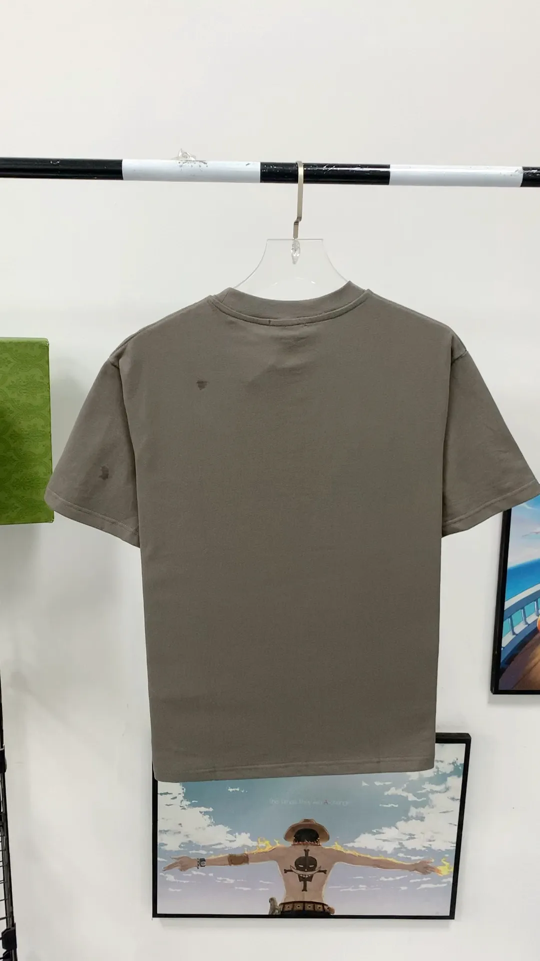 Real shot video on the back————The top tested version BALENCIAGA ✘ Supreme 23Ss joint printed T-shirt short sleeves [2023. Brand new BALENCIAGA ✘ Supreme launches its first joint series] BALENCIAGA and Supreme launch related joint products. The 2023 spring and summer series will be with you, and it will be possible to once again create the highlight moment of Louis Vuitton x Supreme in 2017. The latest exclusive customized co-branded accessories on the entire network, exclusive co-branded packaging boxes, main mark, hangtag and packaging are all different from other models on the market. The side flag mark is exclusively customized for this collaboration, with double logo red mark, the same style for men and women!  Color Black White Khaki Size XS S M L P:260