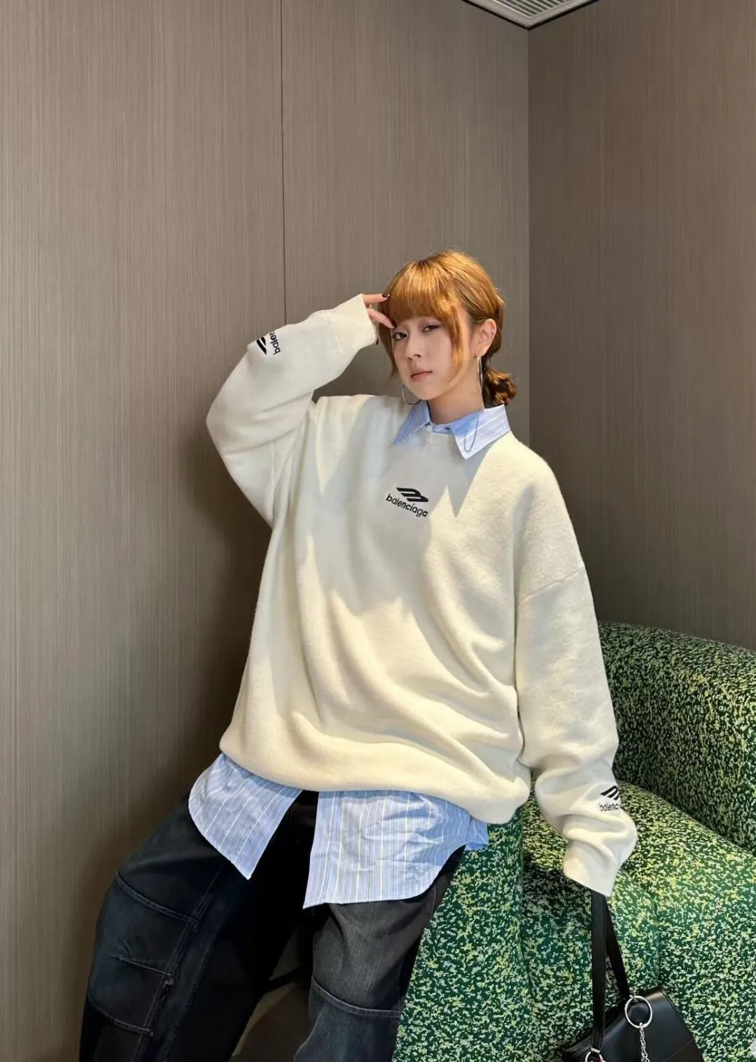 🎀Hot model pictures🎀Top version of Balenciaga FW24 SKIWEAR series LOGO embroidered round neck pullover long-sleeved sweater, loose fit, same style for men and women. The god of simplicity in Paris, a volume sought after by many stars. Lisa’s favorite basic short-sleeved Paris style, which has a very high appearance rate. Wear alone, paired with jeans, shorts, and sweatpants, it's a versatile style. Xiaohongshu, a hot item on INS, a must-have for Paris fans.  Using Tajima embroidery technology imported from Japan, the printing looks very three-dimensional and full, with no threads. Regardless of the size, the front and back letters can be expressed perfectly! The fabric is made of 460g pure cotton combed terry fabric!  A complete set of customized tags, collar tags, washed, plastic bags, and most importantly, a complete set of bags, tag codes, and codes are all authentic.  Color: Black White Size: SML P:370