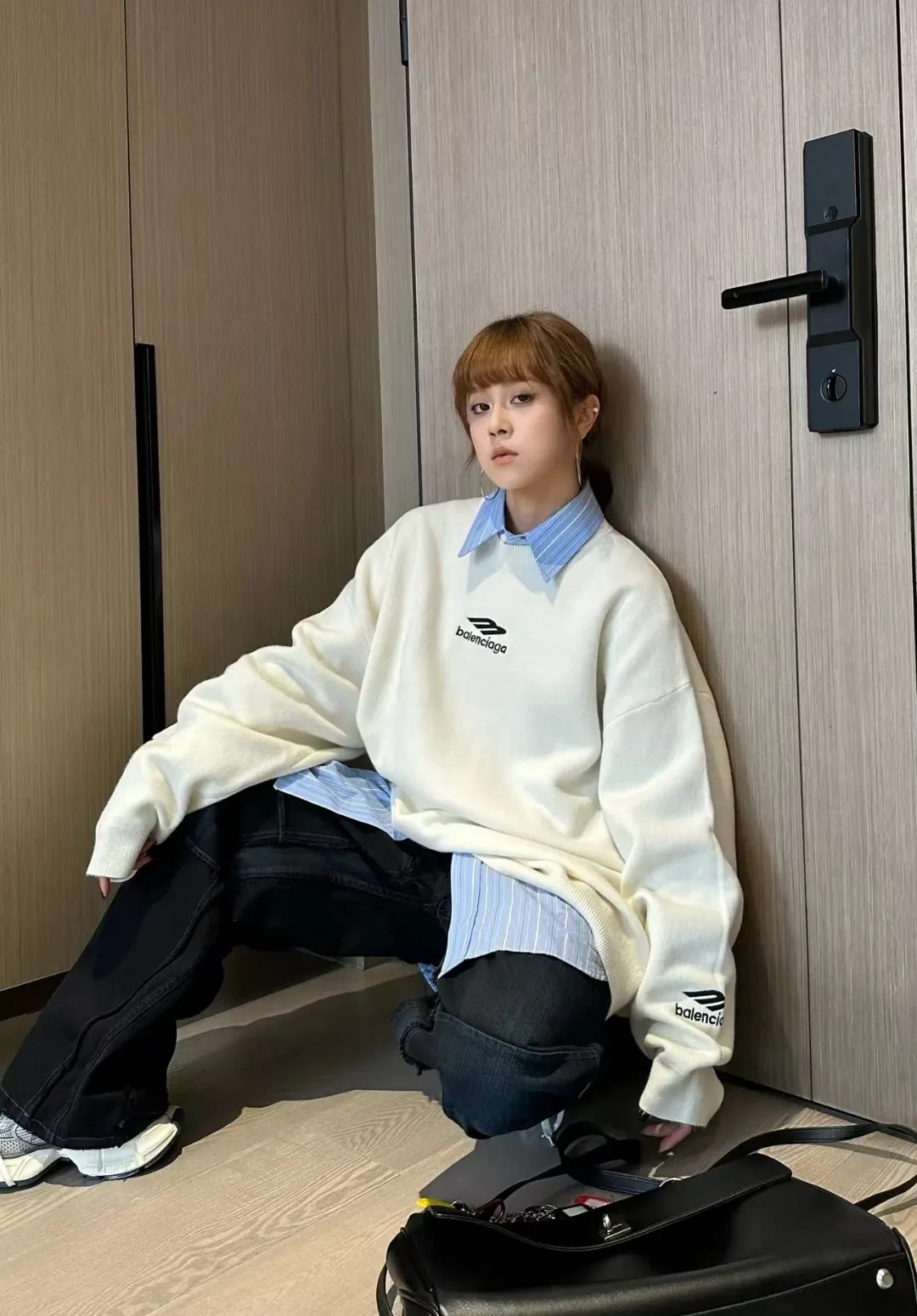 🎀Hot model pictures🎀Top version of Balenciaga FW24 SKIWEAR series LOGO embroidered round neck pullover long-sleeved sweater, loose fit, same style for men and women. The god of simplicity in Paris, a volume sought after by many stars. Lisa’s favorite basic short-sleeved Paris style, which has a very high appearance rate. Wear alone, paired with jeans, shorts, and sweatpants, it's a versatile style. Xiaohongshu, a hot item on INS, a must-have for Paris fans.  Using Tajima embroidery technology imported from Japan, the printing looks very three-dimensional and full, with no threads. Regardless of the size, the front and back letters can be expressed perfectly! The fabric is made of 460g pure cotton combed terry fabric!  A complete set of customized tags, collar tags, washed, plastic bags, and most importantly, a complete set of bags, tag codes, and codes are all authentic.  Color: Black White Size: SML P:370