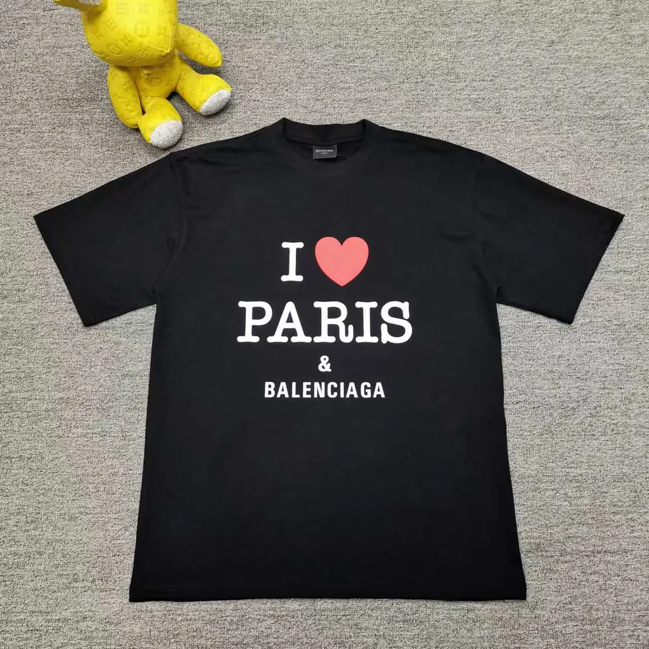 Top version of Balenciaga/Balenciaga's new Chinese Valentine's Day love limited print round neck short-sleeved T-shirt - - Purchase the original mold to create, a full set of customized accessories, details determine success or failure - Balenciaga is one of the most influential brands in the fashion industry. Founded in 1919 by Cristóbal Balenciaga and settled in Paris in 1936, he led many important fashion movements between 1930 and 1968. The representative ready-to-wear collection embodies the brand's identity - Fabric: 280 grams of custom-made double yarn high-density cotton fabric - Craftsmanship: The entire garment is precision embossed - Accessories: A complete set of original Balenciaga counter accessories - Available for both men and women Black - Size: XS S M L P: 260
