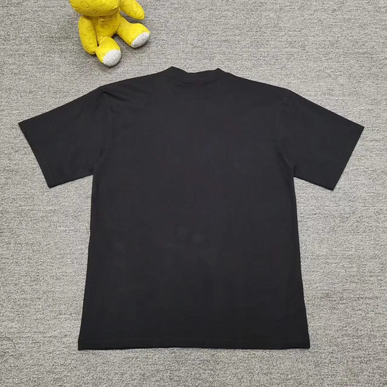 Top version of Balenciaga/Balenciaga's new Chinese Valentine's Day love limited print round neck short-sleeved T-shirt - - Purchase the original mold to create, a full set of customized accessories, details determine success or failure - Balenciaga is one of the most influential brands in the fashion industry. Founded in 1919 by Cristóbal Balenciaga and settled in Paris in 1936, he led many important fashion movements between 1930 and 1968. The representative ready-to-wear collection embodies the brand's identity - Fabric: 280 grams of custom-made double yarn high-density cotton fabric - Craftsmanship: The entire garment is precision embossed - Accessories: A complete set of original Balenciaga counter accessories - Available for both men and women Black - Size: XS S M L P: 260