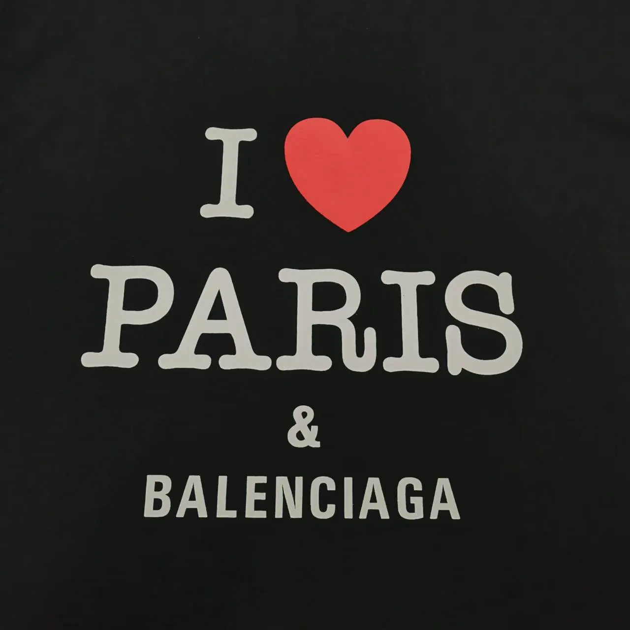 Top version of Balenciaga/Balenciaga's new Chinese Valentine's Day love limited print round neck short-sleeved T-shirt - - Purchase the original mold to create, a full set of customized accessories, details determine success or failure - Balenciaga is one of the most influential brands in the fashion industry. Founded in 1919 by Cristóbal Balenciaga and settled in Paris in 1936, he led many important fashion movements between 1930 and 1968. The representative ready-to-wear collection embodies the brand's identity - Fabric: 280 grams of custom-made double yarn high-density cotton fabric - Craftsmanship: The entire garment is precision embossed - Accessories: A complete set of original Balenciaga counter accessories - Available for both men and women Black - Size: XS S M L P: 260