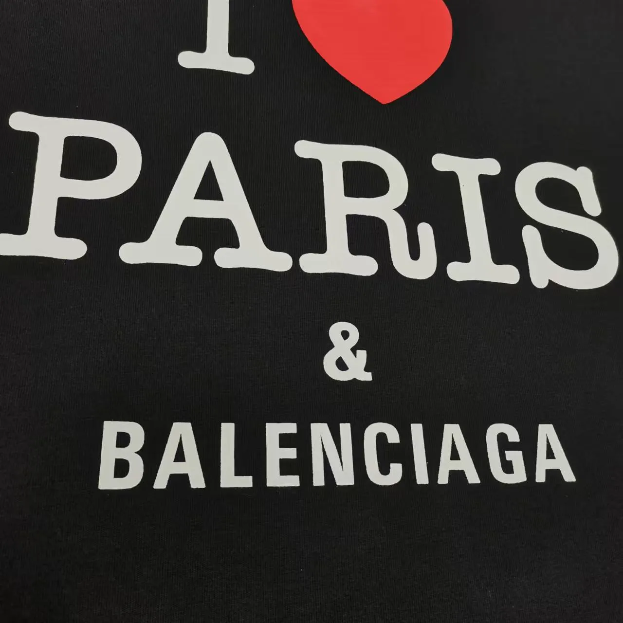 Top version of Balenciaga/Balenciaga's new Chinese Valentine's Day love limited print round neck short-sleeved T-shirt - - Purchase the original mold to create, a full set of customized accessories, details determine success or failure - Balenciaga is one of the most influential brands in the fashion industry. Founded in 1919 by Cristóbal Balenciaga and settled in Paris in 1936, he led many important fashion movements between 1930 and 1968. The representative ready-to-wear collection embodies the brand's identity - Fabric: 280 grams of custom-made double yarn high-density cotton fabric - Craftsmanship: The entire garment is precision embossed - Accessories: A complete set of original Balenciaga counter accessories - Available for both men and women Black - Size: XS S M L P: 260