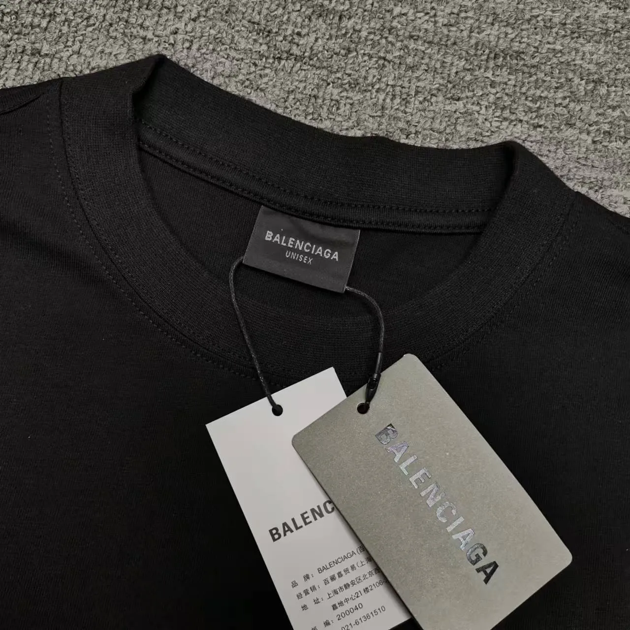 Top version of Balenciaga/Balenciaga's new Chinese Valentine's Day love limited print round neck short-sleeved T-shirt - - Purchase the original mold to create, a full set of customized accessories, details determine success or failure - Balenciaga is one of the most influential brands in the fashion industry. Founded in 1919 by Cristóbal Balenciaga and settled in Paris in 1936, he led many important fashion movements between 1930 and 1968. The representative ready-to-wear collection embodies the brand's identity - Fabric: 280 grams of custom-made double yarn high-density cotton fabric - Craftsmanship: The entire garment is precision embossed - Accessories: A complete set of original Balenciaga counter accessories - Available for both men and women Black - Size: XS S M L P: 260