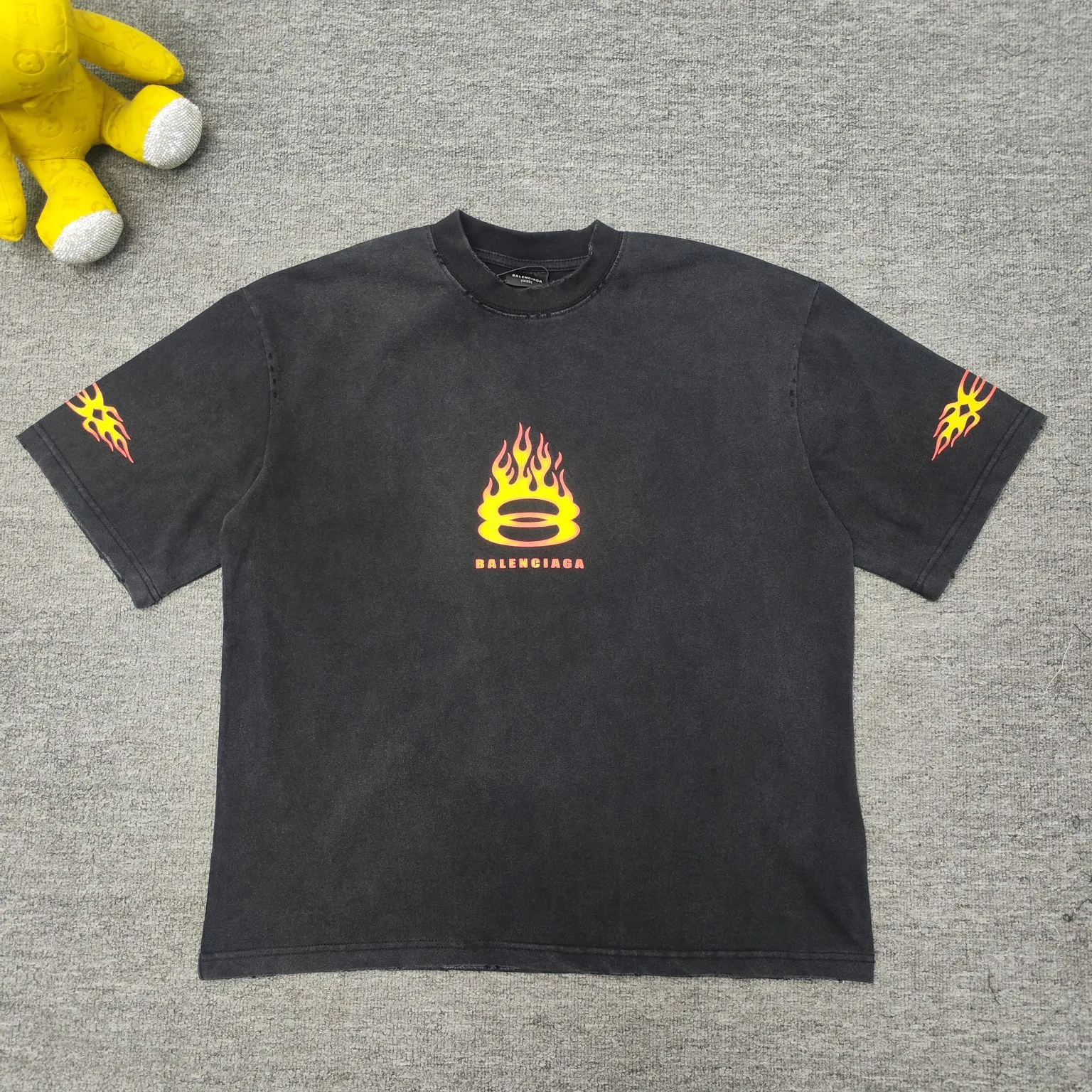 Top version BALENCIAGA/Balenciaga 2024 SS latest flame direct-injection printed washed distressed short-sleeved T-shirt ✅No.1 quality in this market Real ceiling quality✅All original development pay attention to detail pictures to avoid stolen pictures merchants mix and distribute ✅Correct 260g custom-woven and dyed double-yarn pure cotton fabric, frayed holes ZP consistent ✅Correct imported material printing Conley machine direct-injection process No touch, clear three-dimensional, firm and non-shedding✅No color difference in custom-dyed threads, no fading No deformation, overweight craftsmanship, consistent with the original version, different from the market currency. Here is an explanation of why mine is a little more expensive than others, 1. It seems to be a simple printing or embroidery, but it is not simple at all. 10000% imported machine restoration, not just lip service. You are welcome to compare with peers. 2. Each model is produced by the company, and the details of the workmanship and fabrics are consistent with the original ones. There is no color difference between the ones at the counters. Guaranteed no color difference. Re-engraving is not scary. Whoever is fake is embarrassed. It’s not shameful to make a replica, it’s shameful if you can’t buy the correct version if you make a replica. 3. Note that the threaded collars are all original collars of certain countries and regions, with high wrapping. The width of the neckline and cabinets are accurate to the millimeter. Thick necklines are not easy to deform. The collars of high-end products are all restored cabinets. They are different from the big collars in the world. Ordinary garbage short-sleeves are printed with a print. The clavicle of the upper body is exposed. Please be patient. Customers who have bought genuine products or have seen genuine products will come back to place orders again. This is quality. This is quality. 4. Different styles of washed wheat main wheat, including imported wheat, have different colors and codes. Really restore the counter. As we all know, Balenciaga has different English or different colors on the collar labels of each quarter. This distinguishes the fast food products with the same common main wheat washed wheat. 5. Pay attention to the workmanship. The stitching at the neckline has no folds, smooth and natural without overlapping lines, and truly restores this. This is something that many people cannot do. 6. The fabric is made of 260g Paris-specific double yarn. No one can make better fabrics than my family. There's really no way to compare it with the ordinary version on the market. Respect it. It's genuine and costs thousands of dollars. Don't buy street stalls. Quality 7. The workmanship is fully restored. The packaging is fully restored. The cost is huge. 8. I guarantee here that this is the highest quality you can find. Color: Yellow Blue Black Size: XS-S-M-L P:260