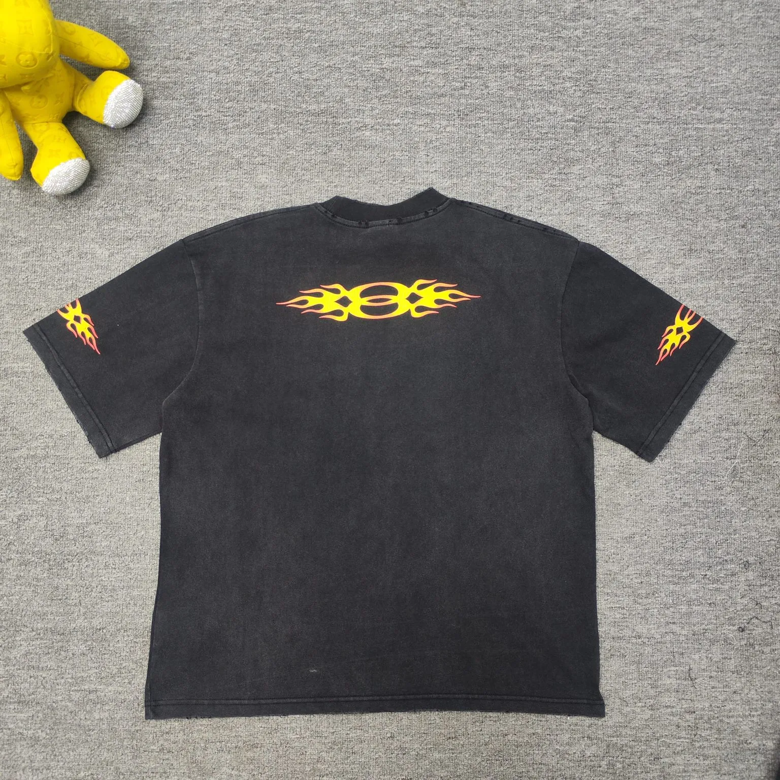 Top version BALENCIAGA/Balenciaga 2024 SS latest flame direct-injection printed washed distressed short-sleeved T-shirt ✅No.1 quality in this market Real ceiling quality✅All original development pay attention to detail pictures to avoid stolen pictures merchants mix and distribute ✅Correct 260g custom-woven and dyed double-yarn pure cotton fabric, frayed holes ZP consistent ✅Correct imported material printing Conley machine direct-injection process No touch, clear three-dimensional, firm and non-shedding✅No color difference in custom-dyed threads, no fading No deformation, overweight craftsmanship, consistent with the original version, different from the market currency. Here is an explanation of why mine is a little more expensive than others, 1. It seems to be a simple printing or embroidery, but it is not simple at all. 10000% imported machine restoration, not just lip service. You are welcome to compare with peers. 2. Each model is produced by the company, and the details of the workmanship and fabrics are consistent with the original ones. There is no color difference between the ones at the counters. Guaranteed no color difference. Re-engraving is not scary. Whoever is fake is embarrassed. It’s not shameful to make a replica, it’s shameful if you can’t buy the correct version if you make a replica. 3. Note that the threaded collars are all original collars of certain countries and regions, with high wrapping. The width of the neckline and cabinets are accurate to the millimeter. Thick necklines are not easy to deform. The collars of high-end products are all restored cabinets. They are different from the big collars in the world. Ordinary garbage short-sleeves are printed with a print. The clavicle of the upper body is exposed. Please be patient. Customers who have bought genuine products or have seen genuine products will come back to place orders again. This is quality. This is quality. 4. Different styles of washed wheat main wheat, including imported wheat, have different colors and codes. Really restore the counter. As we all know, Balenciaga has different English or different colors on the collar labels of each quarter. This distinguishes the fast food products with the same common main wheat washed wheat. 5. Pay attention to the workmanship. The stitching at the neckline has no folds, smooth and natural without overlapping lines, and truly restores this. This is something that many people cannot do. 6. The fabric is made of 260g Paris-specific double yarn. No one can make better fabrics than my family. There's really no way to compare it with the ordinary version on the market. Respect it. It's genuine and costs thousands of dollars. Don't buy street stalls. Quality 7. The workmanship is fully restored. The packaging is fully restored. The cost is huge. 8. I guarantee here that this is the highest quality you can find. Color: Yellow Blue Black Size: XS-S-M-L P:260