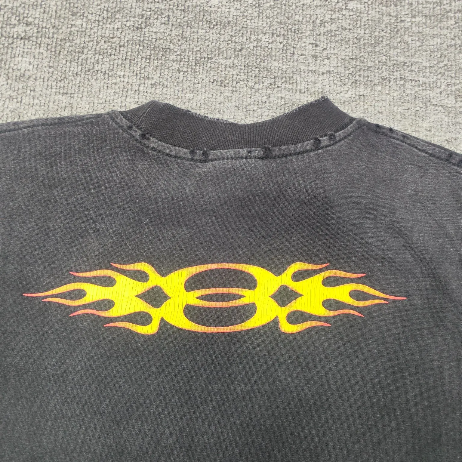 Top version BALENCIAGA/Balenciaga 2024 SS latest flame direct-injection printed washed distressed short-sleeved T-shirt ✅No.1 quality in this market Real ceiling quality✅All original development pay attention to detail pictures to avoid stolen pictures merchants mix and distribute ✅Correct 260g custom-woven and dyed double-yarn pure cotton fabric, frayed holes ZP consistent ✅Correct imported material printing Conley machine direct-injection process No touch, clear three-dimensional, firm and non-shedding✅No color difference in custom-dyed threads, no fading No deformation, overweight craftsmanship, consistent with the original version, different from the market currency. Here is an explanation of why mine is a little more expensive than others, 1. It seems to be a simple printing or embroidery, but it is not simple at all. 10000% imported machine restoration, not just lip service. You are welcome to compare with peers. 2. Each model is produced by the company, and the details of the workmanship and fabrics are consistent with the original ones. There is no color difference between the ones at the counters. Guaranteed no color difference. Re-engraving is not scary. Whoever is fake is embarrassed. It’s not shameful to make a replica, it’s shameful if you can’t buy the correct version if you make a replica. 3. Note that the threaded collars are all original collars of certain countries and regions, with high wrapping. The width of the neckline and cabinets are accurate to the millimeter. Thick necklines are not easy to deform. The collars of high-end products are all restored cabinets. They are different from the big collars in the world. Ordinary garbage short-sleeves are printed with a print. The clavicle of the upper body is exposed. Please be patient. Customers who have bought genuine products or have seen genuine products will come back to place orders again. This is quality. This is quality. 4. Different styles of washed wheat main wheat, including imported wheat, have different colors and codes. Really restore the counter. As we all know, Balenciaga has different English or different colors on the collar labels of each quarter. This distinguishes the fast food products with the same common main wheat washed wheat. 5. Pay attention to the workmanship. The stitching at the neckline has no folds, smooth and natural without overlapping lines, and truly restores this. This is something that many people cannot do. 6. The fabric is made of 260g Paris-specific double yarn. No one can make better fabrics than my family. There's really no way to compare it with the ordinary version on the market. Respect it. It's genuine and costs thousands of dollars. Don't buy street stalls. Quality 7. The workmanship is fully restored. The packaging is fully restored. The cost is huge. 8. I guarantee here that this is the highest quality you can find. Color: Yellow Blue Black Size: XS-S-M-L P:260