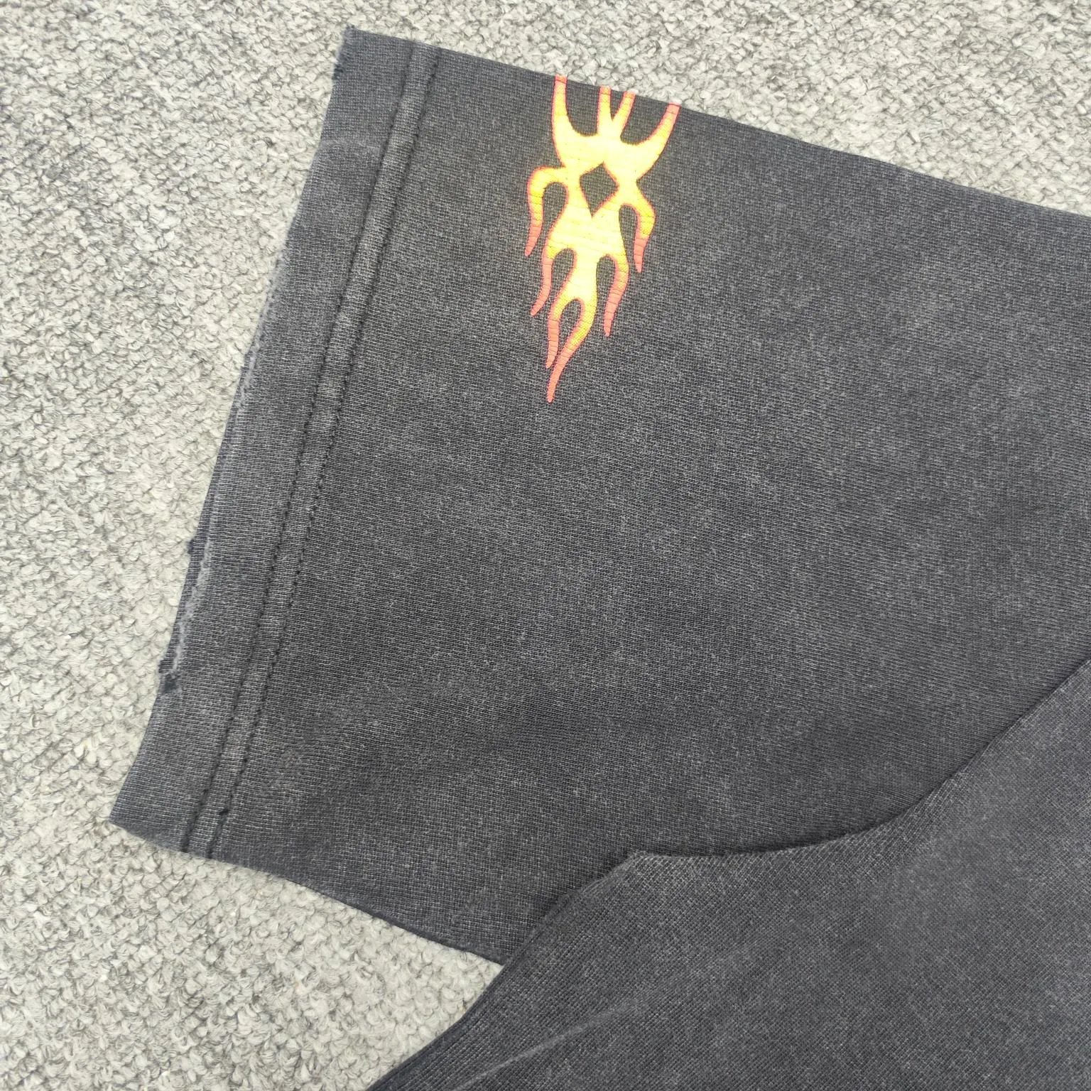 Top version BALENCIAGA/Balenciaga 2024 SS latest flame direct-injection printed washed distressed short-sleeved T-shirt ✅No.1 quality in this market Real ceiling quality✅All original development pay attention to detail pictures to avoid stolen pictures merchants mix and distribute ✅Correct 260g custom-woven and dyed double-yarn pure cotton fabric, frayed holes ZP consistent ✅Correct imported material printing Conley machine direct-injection process No touch, clear three-dimensional, firm and non-shedding✅No color difference in custom-dyed threads, no fading No deformation, overweight craftsmanship, consistent with the original version, different from the market currency. Here is an explanation of why mine is a little more expensive than others, 1. It seems to be a simple printing or embroidery, but it is not simple at all. 10000% imported machine restoration, not just lip service. You are welcome to compare with peers. 2. Each model is produced by the company, and the details of the workmanship and fabrics are consistent with the original ones. There is no color difference between the ones at the counters. Guaranteed no color difference. Re-engraving is not scary. Whoever is fake is embarrassed. It’s not shameful to make a replica, it’s shameful if you can’t buy the correct version if you make a replica. 3. Note that the threaded collars are all original collars of certain countries and regions, with high wrapping. The width of the neckline and cabinets are accurate to the millimeter. Thick necklines are not easy to deform. The collars of high-end products are all restored cabinets. They are different from the big collars in the world. Ordinary garbage short-sleeves are printed with a print. The clavicle of the upper body is exposed. Please be patient. Customers who have bought genuine products or have seen genuine products will come back to place orders again. This is quality. This is quality. 4. Different styles of washed wheat main wheat, including imported wheat, have different colors and codes. Really restore the counter. As we all know, Balenciaga has different English or different colors on the collar labels of each quarter. This distinguishes the fast food products with the same common main wheat washed wheat. 5. Pay attention to the workmanship. The stitching at the neckline has no folds, smooth and natural without overlapping lines, and truly restores this. This is something that many people cannot do. 6. The fabric is made of 260g Paris-specific double yarn. No one can make better fabrics than my family. There's really no way to compare it with the ordinary version on the market. Respect it. It's genuine and costs thousands of dollars. Don't buy street stalls. Quality 7. The workmanship is fully restored. The packaging is fully restored. The cost is huge. 8. I guarantee here that this is the highest quality you can find. Color: Yellow Blue Black Size: XS-S-M-L P:260