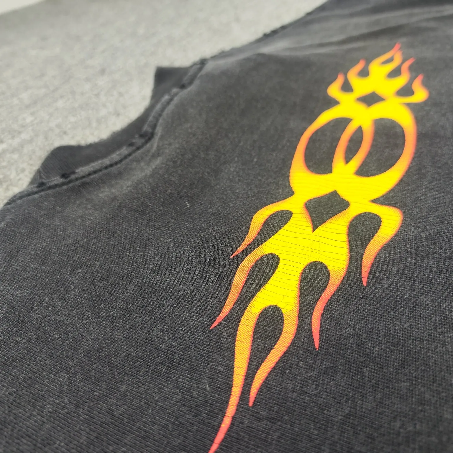 Top version BALENCIAGA/Balenciaga 2024 SS latest flame direct-injection printed washed distressed short-sleeved T-shirt ✅No.1 quality in this market Real ceiling quality✅All original development pay attention to detail pictures to avoid stolen pictures merchants mix and distribute ✅Correct 260g custom-woven and dyed double-yarn pure cotton fabric, frayed holes ZP consistent ✅Correct imported material printing Conley machine direct-injection process No touch, clear three-dimensional, firm and non-shedding✅No color difference in custom-dyed threads, no fading No deformation, overweight craftsmanship, consistent with the original version, different from the market currency. Here is an explanation of why mine is a little more expensive than others, 1. It seems to be a simple printing or embroidery, but it is not simple at all. 10000% imported machine restoration, not just lip service. You are welcome to compare with peers. 2. Each model is produced by the company, and the details of the workmanship and fabrics are consistent with the original ones. There is no color difference between the ones at the counters. Guaranteed no color difference. Re-engraving is not scary. Whoever is fake is embarrassed. It’s not shameful to make a replica, it’s shameful if you can’t buy the correct version if you make a replica. 3. Note that the threaded collars are all original collars of certain countries and regions, with high wrapping. The width of the neckline and cabinets are accurate to the millimeter. Thick necklines are not easy to deform. The collars of high-end products are all restored cabinets. They are different from the big collars in the world. Ordinary garbage short-sleeves are printed with a print. The clavicle of the upper body is exposed. Please be patient. Customers who have bought genuine products or have seen genuine products will come back to place orders again. This is quality. This is quality. 4. Different styles of washed wheat main wheat, including imported wheat, have different colors and codes. Really restore the counter. As we all know, Balenciaga has different English or different colors on the collar labels of each quarter. This distinguishes the fast food products with the same common main wheat washed wheat. 5. Pay attention to the workmanship. The stitching at the neckline has no folds, smooth and natural without overlapping lines, and truly restores this. This is something that many people cannot do. 6. The fabric is made of 260g Paris-specific double yarn. No one can make better fabrics than my family. There's really no way to compare it with the ordinary version on the market. Respect it. It's genuine and costs thousands of dollars. Don't buy street stalls. Quality 7. The workmanship is fully restored. The packaging is fully restored. The cost is huge. 8. I guarantee here that this is the highest quality you can find. Color: Yellow Blue Black Size: XS-S-M-L P:260