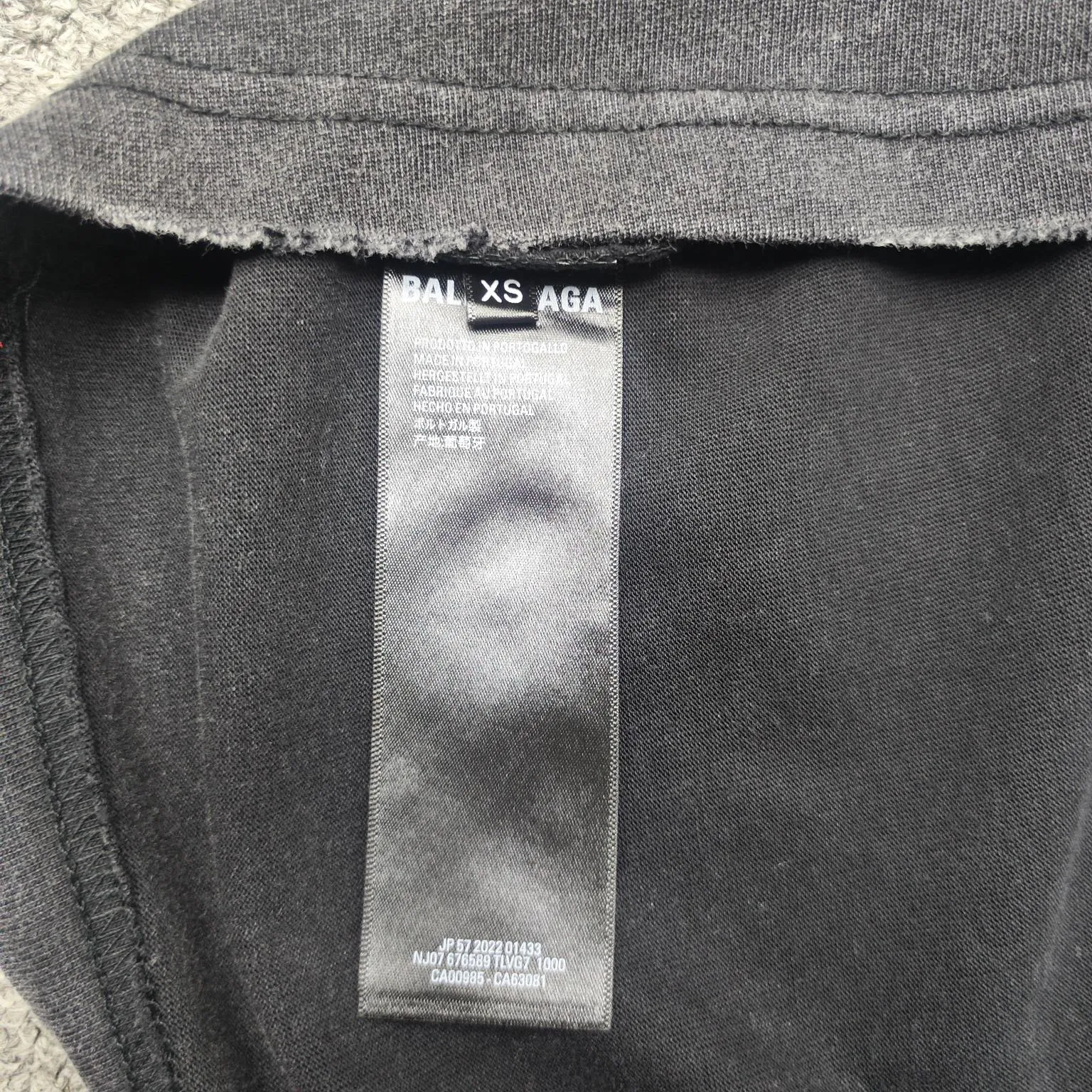 Top version BALENCIAGA/Balenciaga 2024 SS latest flame direct-injection printed washed distressed short-sleeved T-shirt ✅No.1 quality in this market Real ceiling quality✅All original development pay attention to detail pictures to avoid stolen pictures merchants mix and distribute ✅Correct 260g custom-woven and dyed double-yarn pure cotton fabric, frayed holes ZP consistent ✅Correct imported material printing Conley machine direct-injection process No touch, clear three-dimensional, firm and non-shedding✅No color difference in custom-dyed threads, no fading No deformation, overweight craftsmanship, consistent with the original version, different from the market currency. Here is an explanation of why mine is a little more expensive than others, 1. It seems to be a simple printing or embroidery, but it is not simple at all. 10000% imported machine restoration, not just lip service. You are welcome to compare with peers. 2. Each model is produced by the company, and the details of the workmanship and fabrics are consistent with the original ones. There is no color difference between the ones at the counters. Guaranteed no color difference. Re-engraving is not scary. Whoever is fake is embarrassed. It’s not shameful to make a replica, it’s shameful if you can’t buy the correct version if you make a replica. 3. Note that the threaded collars are all original collars of certain countries and regions, with high wrapping. The width of the neckline and cabinets are accurate to the millimeter. Thick necklines are not easy to deform. The collars of high-end products are all restored cabinets. They are different from the big collars in the world. Ordinary garbage short-sleeves are printed with a print. The clavicle of the upper body is exposed. Please be patient. Customers who have bought genuine products or have seen genuine products will come back to place orders again. This is quality. This is quality. 4. Different styles of washed wheat main wheat, including imported wheat, have different colors and codes. Really restore the counter. As we all know, Balenciaga has different English or different colors on the collar labels of each quarter. This distinguishes the fast food products with the same common main wheat washed wheat. 5. Pay attention to the workmanship. The stitching at the neckline has no folds, smooth and natural without overlapping lines, and truly restores this. This is something that many people cannot do. 6. The fabric is made of 260g Paris-specific double yarn. No one can make better fabrics than my family. There's really no way to compare it with the ordinary version on the market. Respect it. It's genuine and costs thousands of dollars. Don't buy street stalls. Quality 7. The workmanship is fully restored. The packaging is fully restored. The cost is huge. 8. I guarantee here that this is the highest quality you can find. Color: Yellow Blue Black Size: XS-S-M-L P:260