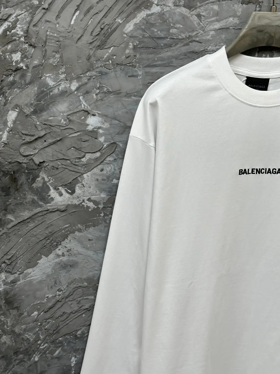 🅿️250 BALENCI*GA Paris classic letter embroidery long-sleeved T-shirt. The classic letters on the front and back are embroidered with imported Tajima embroidery machines. Restored brick cabinets. Exclusively woven and dyed 280g fabric. Threads are dyed in the same vat with zero color difference. The version adopts OS loose shoulder version. Welcome to compare. Same style for men and women -Color: black white smoke gray -SIZE: Xs S M L style number 8646#