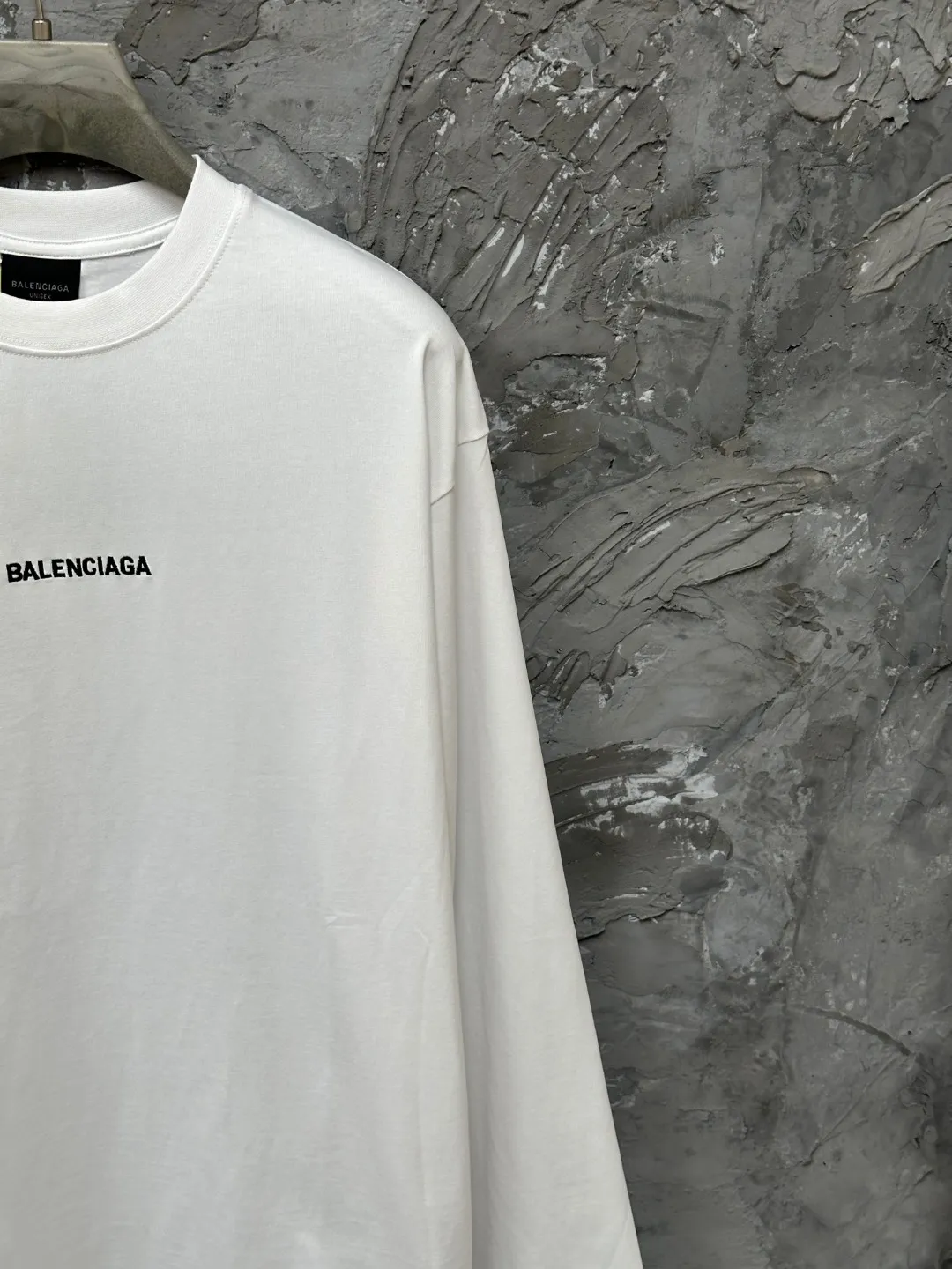 🅿️250 BALENCI*GA Paris classic letter embroidery long-sleeved T-shirt. The classic letters on the front and back are embroidered with imported Tajima embroidery machines. Restored brick cabinets. Exclusively woven and dyed 280g fabric. Threads are dyed in the same vat with zero color difference. The version adopts OS loose shoulder version. Welcome to compare. Same style for men and women -Color: black white smoke gray -SIZE: Xs S M L style number 8646#