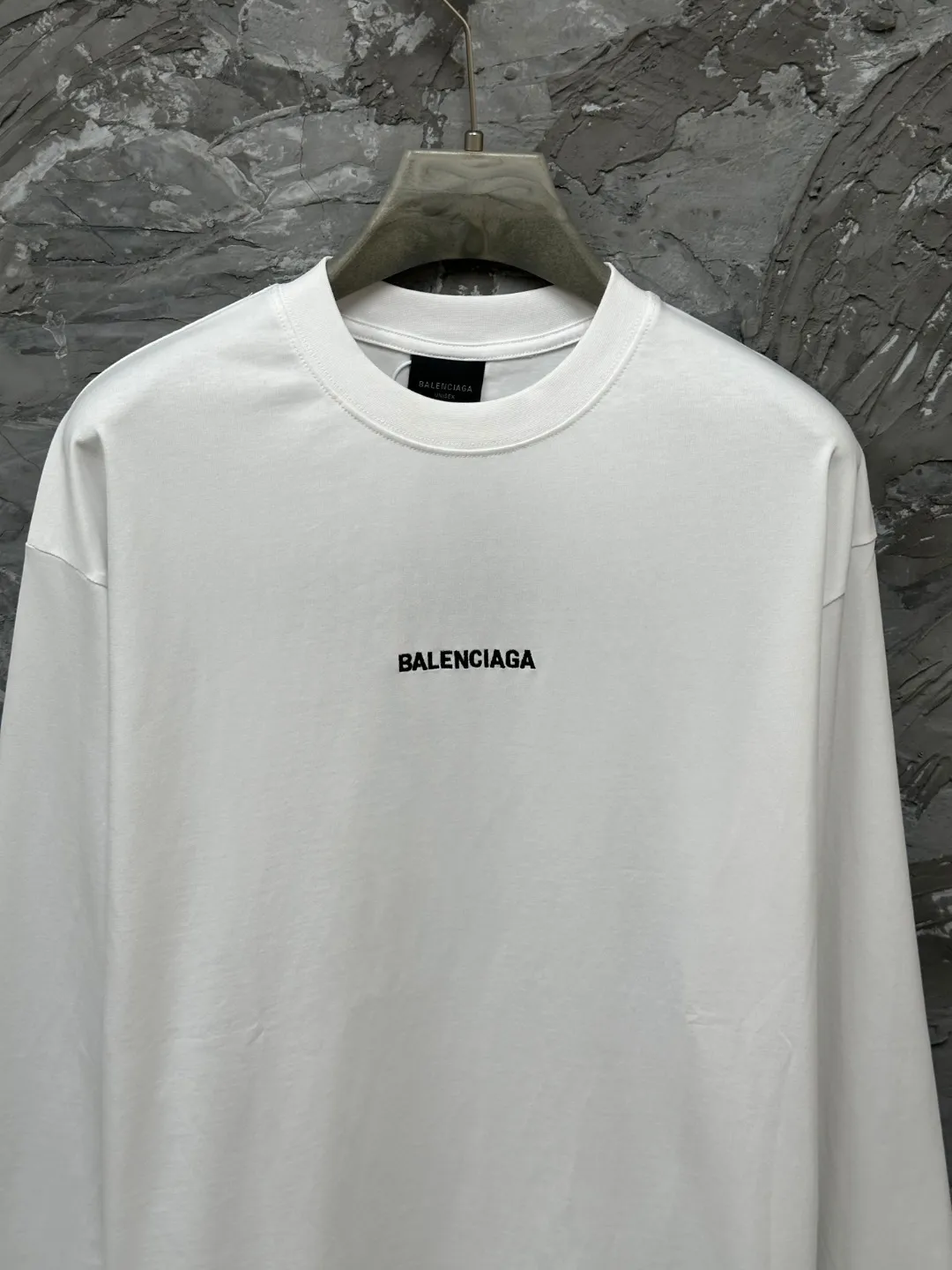 🅿️250 BALENCI*GA Paris classic letter embroidery long-sleeved T-shirt. The classic letters on the front and back are embroidered with imported Tajima embroidery machines. Restored brick cabinets. Exclusively woven and dyed 280g fabric. Threads are dyed in the same vat with zero color difference. The version adopts OS loose shoulder version. Welcome to compare. Same style for men and women -Color: black white smoke gray -SIZE: Xs S M L style number 8646#