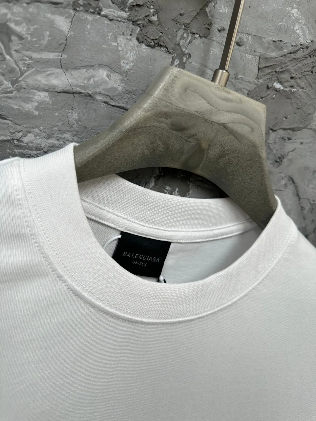 🅿️250 BALENCI*GA Paris classic letter embroidery long-sleeved T-shirt. The classic letters on the front and back are embroidered with imported Tajima embroidery machines. Restored brick cabinets. Exclusively woven and dyed 280g fabric. Threads are dyed in the same vat with zero color difference. The version adopts OS loose shoulder version. Welcome to compare. Same style for men and women -Color: black white smoke gray -SIZE: Xs S M L style number 8646#