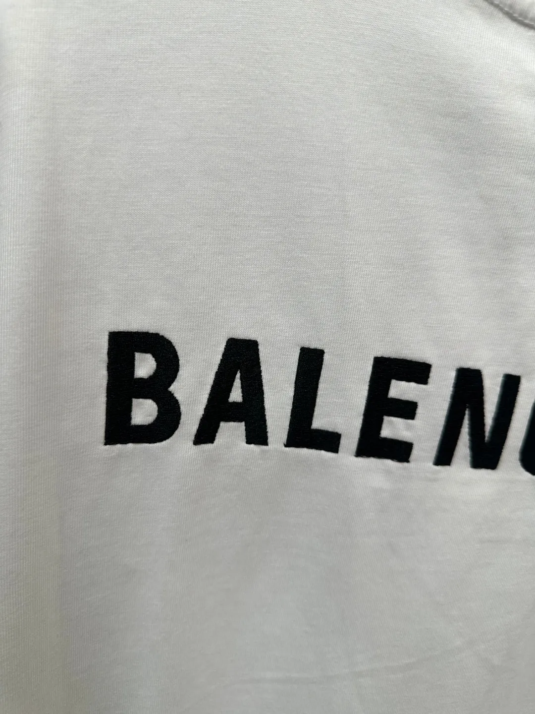 🅿️250 BALENCI*GA Paris classic letter embroidery long-sleeved T-shirt. The classic letters on the front and back are embroidered with imported Tajima embroidery machines. Restored brick cabinets. Exclusively woven and dyed 280g fabric. Threads are dyed in the same vat with zero color difference. The version adopts OS loose shoulder version. Welcome to compare. Same style for men and women -Color: black white smoke gray -SIZE: Xs S M L style number 8646#