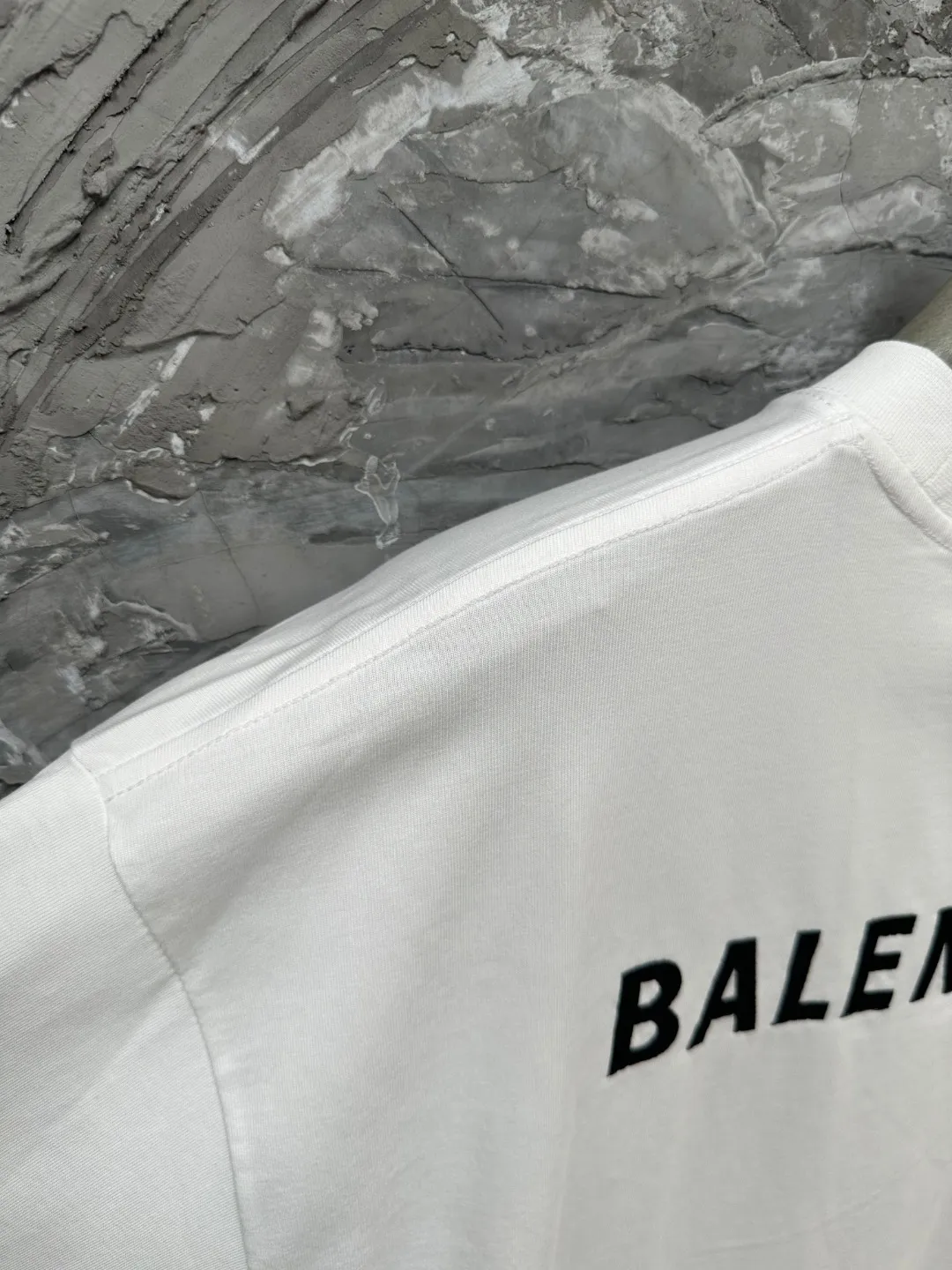 🅿️250 BALENCI*GA Paris classic letter embroidery long-sleeved T-shirt. The classic letters on the front and back are embroidered with imported Tajima embroidery machines. Restored brick cabinets. Exclusively woven and dyed 280g fabric. Threads are dyed in the same vat with zero color difference. The version adopts OS loose shoulder version. Welcome to compare. Same style for men and women -Color: black white smoke gray -SIZE: Xs S M L style number 8646#