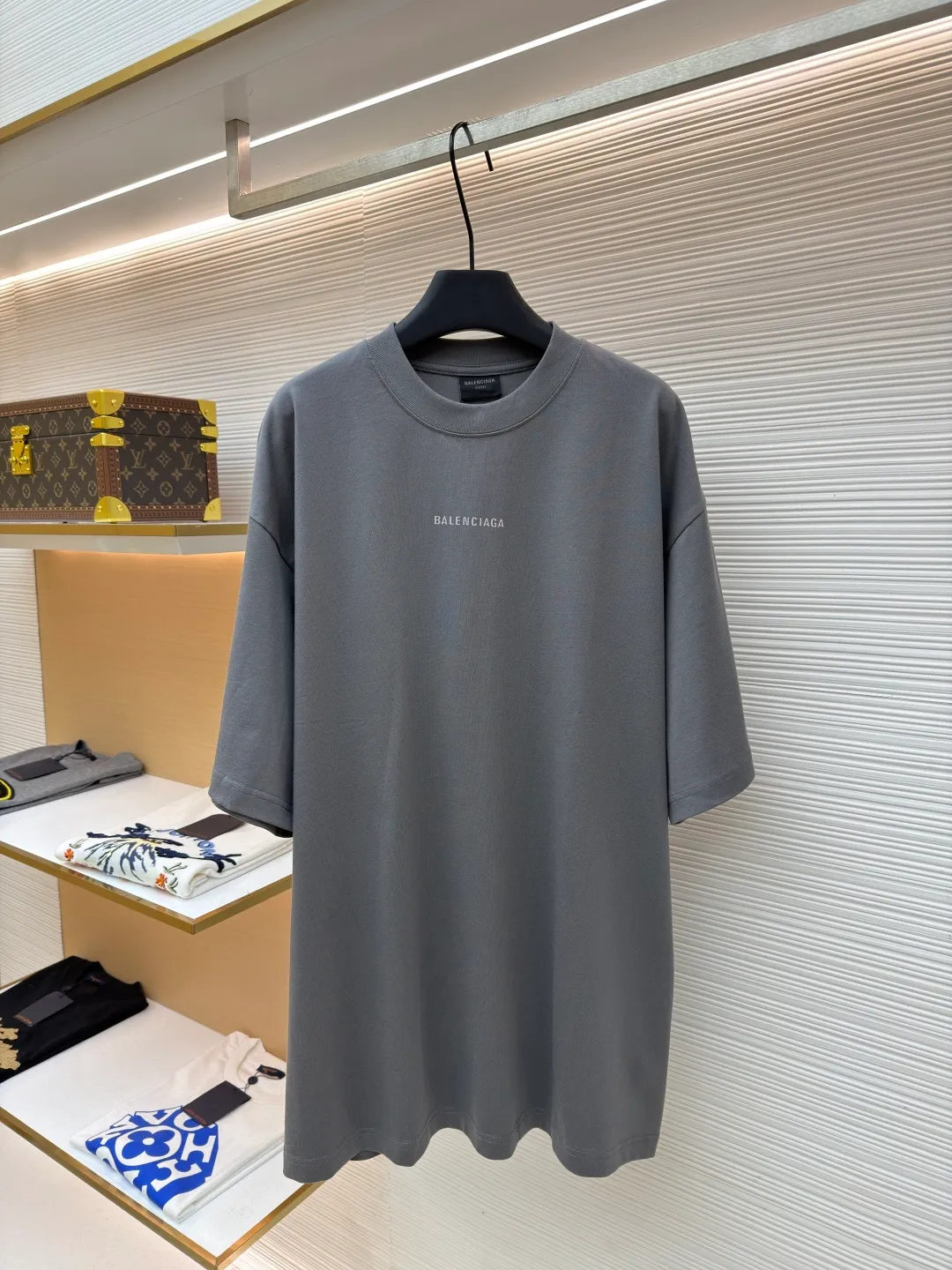 Balenciaga logo reflective short sleeves ●Original version: Purchased and developed by 6215 ●Item No.: 1682445-A00 ●Fabric: Double yarn cotton plain fabric ●Technology: Reflective heat transfer ●Color: Gray ●Version: Loose version ●Weight: about 365 grams ●Size: It is an elegance tempered by time. It is embellished with Balenciaga logo letters on the front and back to increase brand recognition. It lights up fashion with reflective charm, is eye-catching and dazzling, and fully explains the power and personality. The reflective heat transfer process cleverly combines the characteristics of heat transfer and reflective materials. The customized reflective materials are attached to the fabric through heat pressing. The unique reflective effect highlights the visual effect. The fabrics are washed and have a better hand feel and texture. It is not easy to deform, shrink or fade, and maintains long-term beauty. The overall wiring is straight and delicate, the fabric is comfortable and soft, and the color is consistent without color difference. It can be matched with the same style to create a fashionable look and control various occasions. Customized accessories, complete with three standards, same style for men and women!