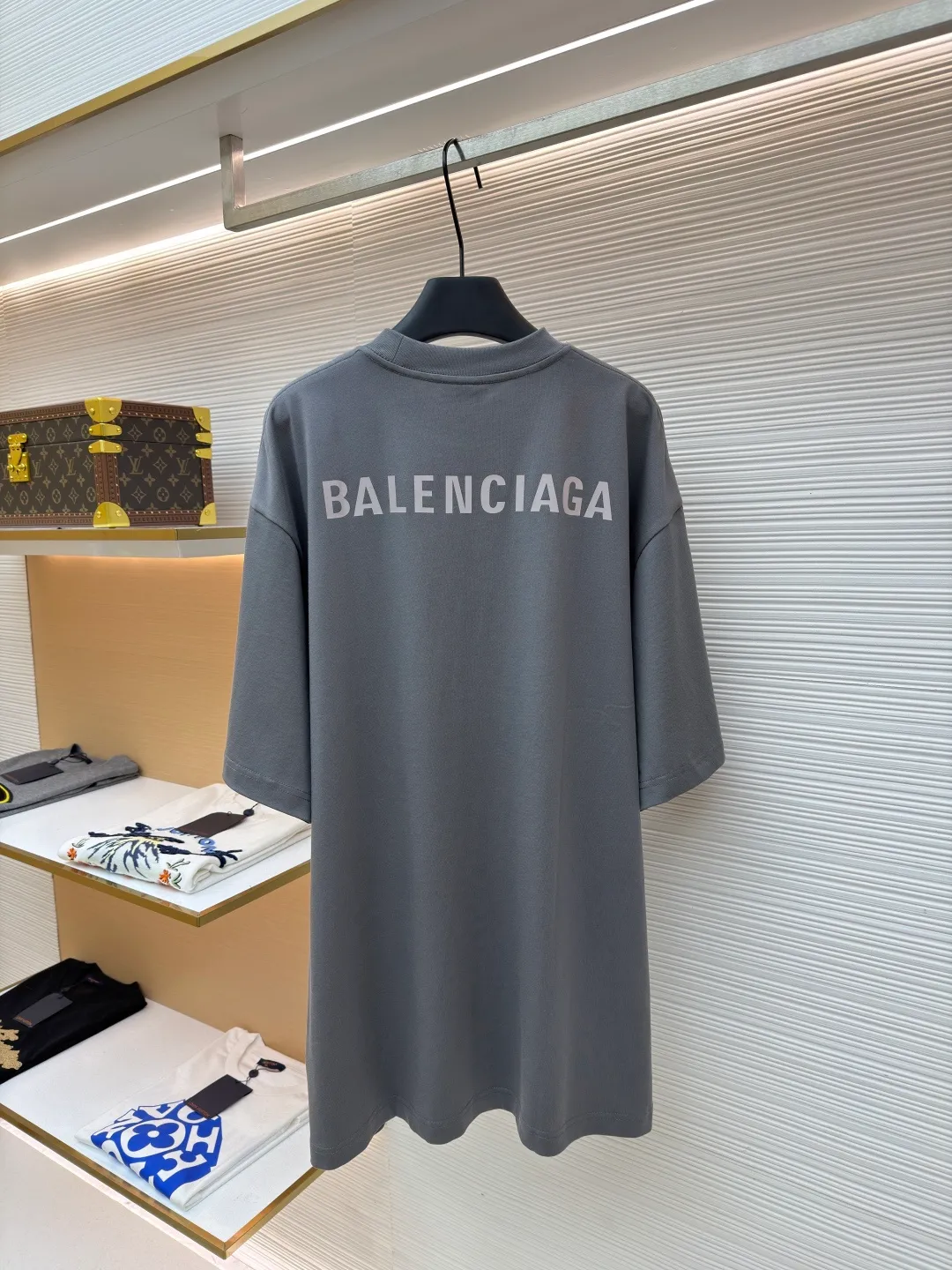 Balenciaga logo reflective short sleeves ●Original version: Purchased and developed by 6215 ●Item No.: 1682445-A00 ●Fabric: Double yarn cotton plain fabric ●Technology: Reflective heat transfer ●Color: Gray ●Version: Loose version ●Weight: about 365 grams ●Size: It is an elegance tempered by time. It is embellished with Balenciaga logo letters on the front and back to increase brand recognition. It lights up fashion with reflective charm, is eye-catching and dazzling, and fully explains the power and personality. The reflective heat transfer process cleverly combines the characteristics of heat transfer and reflective materials. The customized reflective materials are attached to the fabric through heat pressing. The unique reflective effect highlights the visual effect. The fabrics are washed and have a better hand feel and texture. It is not easy to deform, shrink or fade, and maintains long-term beauty. The overall wiring is straight and delicate, the fabric is comfortable and soft, and the color is consistent without color difference. It can be matched with the same style to create a fashionable look and control various occasions. Customized accessories, complete with three standards, same style for men and women!