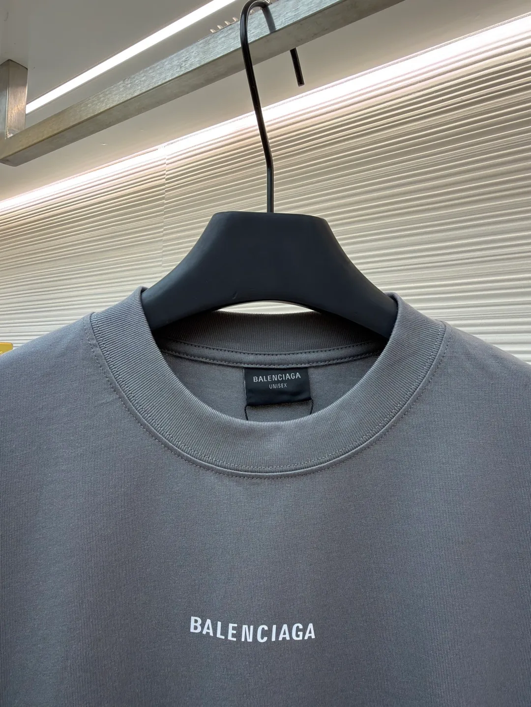 Balenciaga logo reflective short sleeves ●Original version: Purchased and developed by 6215 ●Item No.: 1682445-A00 ●Fabric: Double yarn cotton plain fabric ●Technology: Reflective heat transfer ●Color: Gray ●Version: Loose version ●Weight: about 365 grams ●Size: It is an elegance tempered by time. It is embellished with Balenciaga logo letters on the front and back to increase brand recognition. It lights up fashion with reflective charm, is eye-catching and dazzling, and fully explains the power and personality. The reflective heat transfer process cleverly combines the characteristics of heat transfer and reflective materials. The customized reflective materials are attached to the fabric through heat pressing. The unique reflective effect highlights the visual effect. The fabrics are washed and have a better hand feel and texture. It is not easy to deform, shrink or fade, and maintains long-term beauty. The overall wiring is straight and delicate, the fabric is comfortable and soft, and the color is consistent without color difference. It can be matched with the same style to create a fashionable look and control various occasions. Customized accessories, complete with three standards, same style for men and women!