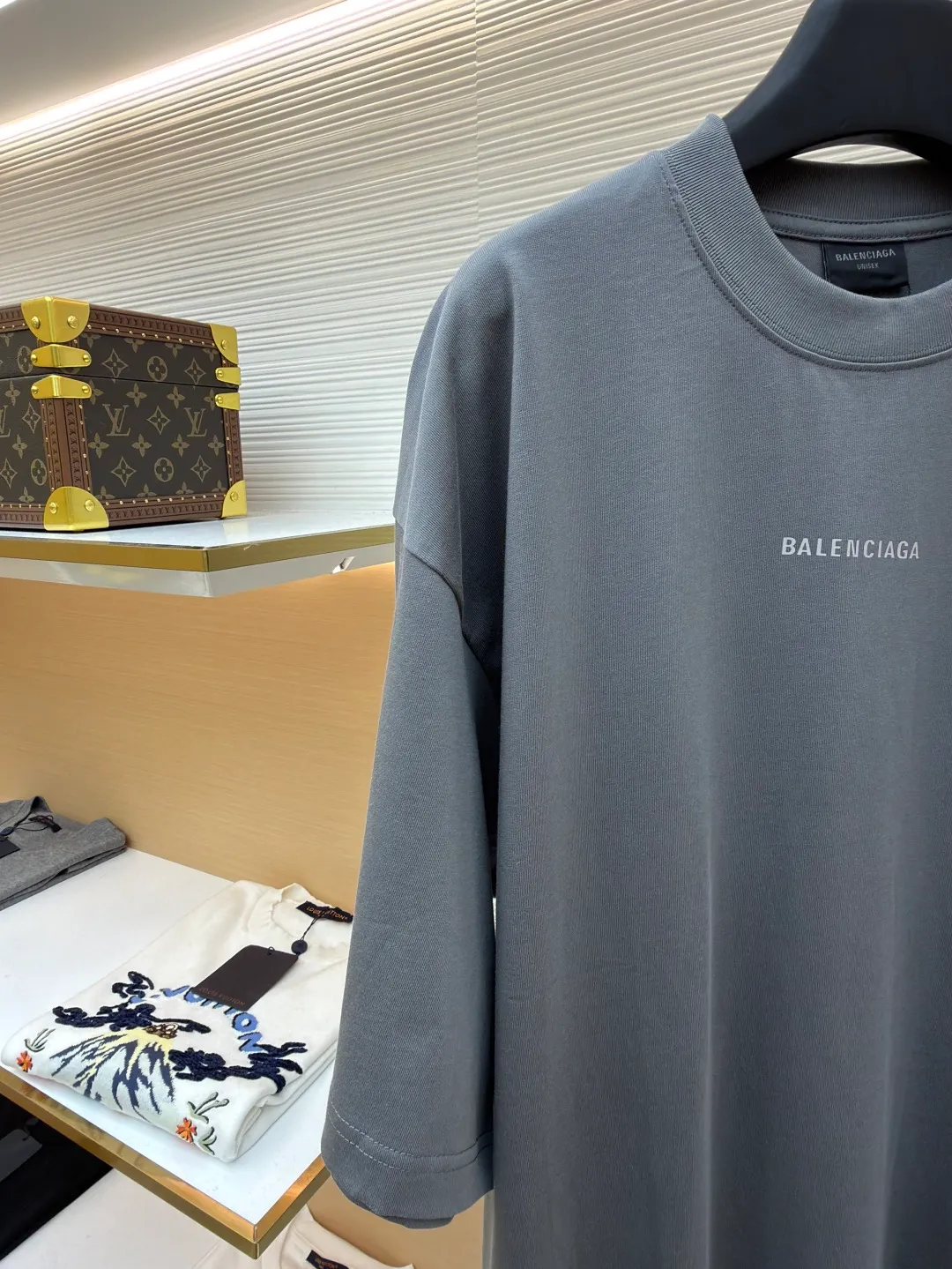 Balenciaga logo reflective short sleeves ●Original version: Purchased and developed by 6215 ●Item No.: 1682445-A00 ●Fabric: Double yarn cotton plain fabric ●Technology: Reflective heat transfer ●Color: Gray ●Version: Loose version ●Weight: about 365 grams ●Size: It is an elegance tempered by time. It is embellished with Balenciaga logo letters on the front and back to increase brand recognition. It lights up fashion with reflective charm, is eye-catching and dazzling, and fully explains the power and personality. The reflective heat transfer process cleverly combines the characteristics of heat transfer and reflective materials. The customized reflective materials are attached to the fabric through heat pressing. The unique reflective effect highlights the visual effect. The fabrics are washed and have a better hand feel and texture. It is not easy to deform, shrink or fade, and maintains long-term beauty. The overall wiring is straight and delicate, the fabric is comfortable and soft, and the color is consistent without color difference. It can be matched with the same style to create a fashionable look and control various occasions. Customized accessories, complete with three standards, same style for men and women!