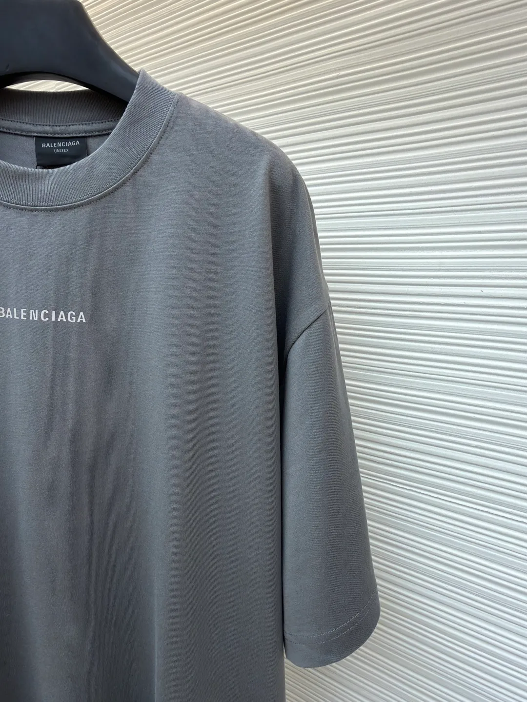Balenciaga logo reflective short sleeves ●Original version: Purchased and developed by 6215 ●Item No.: 1682445-A00 ●Fabric: Double yarn cotton plain fabric ●Technology: Reflective heat transfer ●Color: Gray ●Version: Loose version ●Weight: about 365 grams ●Size: It is an elegance tempered by time. It is embellished with Balenciaga logo letters on the front and back to increase brand recognition. It lights up fashion with reflective charm, is eye-catching and dazzling, and fully explains the power and personality. The reflective heat transfer process cleverly combines the characteristics of heat transfer and reflective materials. The customized reflective materials are attached to the fabric through heat pressing. The unique reflective effect highlights the visual effect. The fabrics are washed and have a better hand feel and texture. It is not easy to deform, shrink or fade, and maintains long-term beauty. The overall wiring is straight and delicate, the fabric is comfortable and soft, and the color is consistent without color difference. It can be matched with the same style to create a fashionable look and control various occasions. Customized accessories, complete with three standards, same style for men and women!