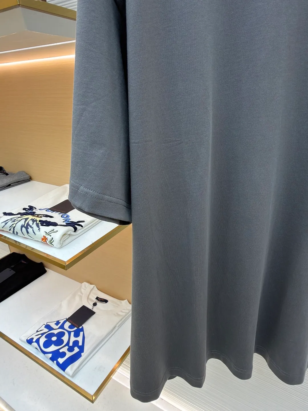 Balenciaga logo reflective short sleeves ●Original version: Purchased and developed by 6215 ●Item No.: 1682445-A00 ●Fabric: Double yarn cotton plain fabric ●Technology: Reflective heat transfer ●Color: Gray ●Version: Loose version ●Weight: about 365 grams ●Size: It is an elegance tempered by time. It is embellished with Balenciaga logo letters on the front and back to increase brand recognition. It lights up fashion with reflective charm, is eye-catching and dazzling, and fully explains the power and personality. The reflective heat transfer process cleverly combines the characteristics of heat transfer and reflective materials. The customized reflective materials are attached to the fabric through heat pressing. The unique reflective effect highlights the visual effect. The fabrics are washed and have a better hand feel and texture. It is not easy to deform, shrink or fade, and maintains long-term beauty. The overall wiring is straight and delicate, the fabric is comfortable and soft, and the color is consistent without color difference. It can be matched with the same style to create a fashionable look and control various occasions. Customized accessories, complete with three standards, same style for men and women!