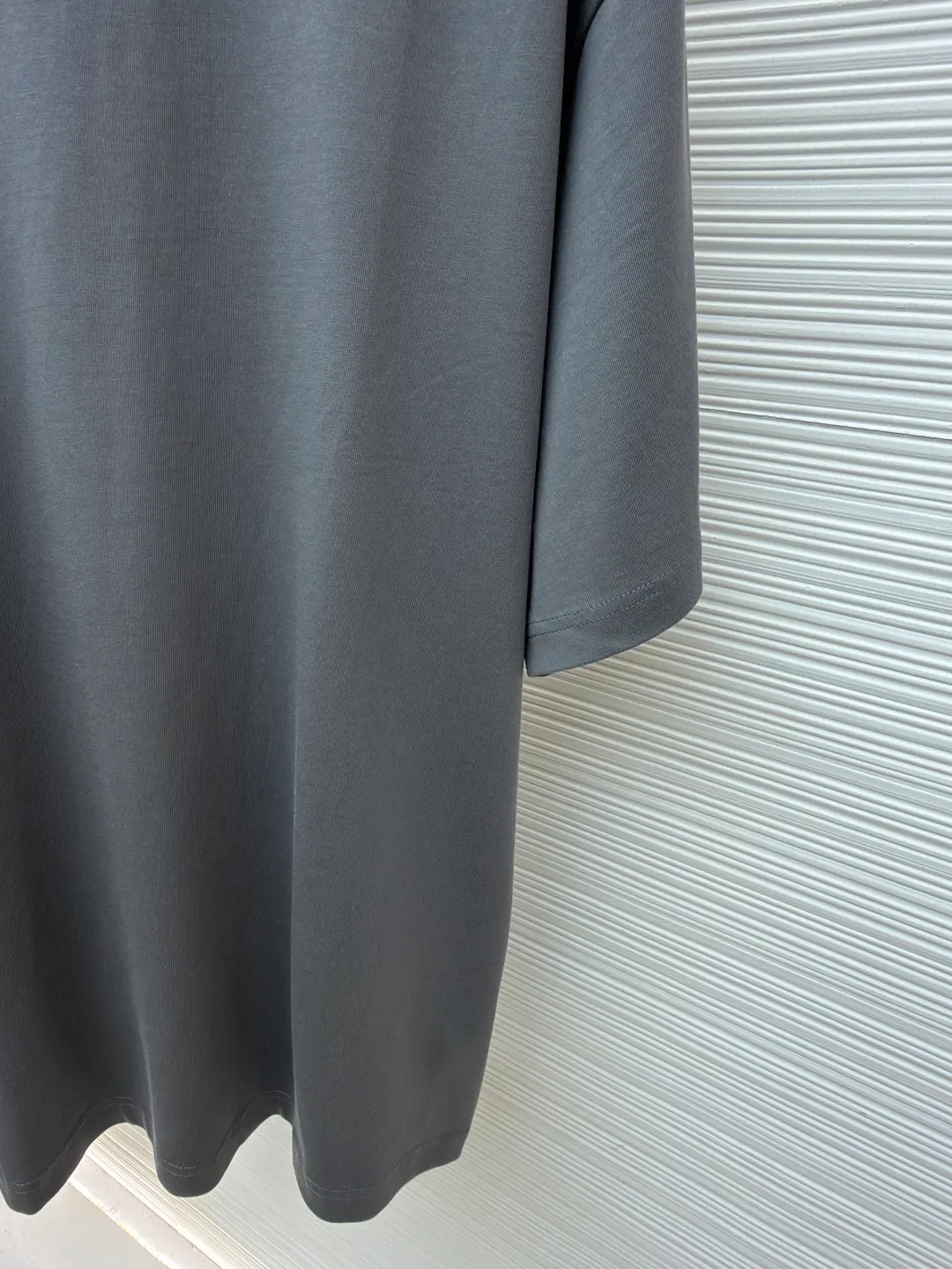 Balenciaga logo reflective short sleeves ●Original version: Purchased and developed by 6215 ●Item No.: 1682445-A00 ●Fabric: Double yarn cotton plain fabric ●Technology: Reflective heat transfer ●Color: Gray ●Version: Loose version ●Weight: about 365 grams ●Size: It is an elegance tempered by time. It is embellished with Balenciaga logo letters on the front and back to increase brand recognition. It lights up fashion with reflective charm, is eye-catching and dazzling, and fully explains the power and personality. The reflective heat transfer process cleverly combines the characteristics of heat transfer and reflective materials. The customized reflective materials are attached to the fabric through heat pressing. The unique reflective effect highlights the visual effect. The fabrics are washed and have a better hand feel and texture. It is not easy to deform, shrink or fade, and maintains long-term beauty. The overall wiring is straight and delicate, the fabric is comfortable and soft, and the color is consistent without color difference. It can be matched with the same style to create a fashionable look and control various occasions. Customized accessories, complete with three standards, same style for men and women!