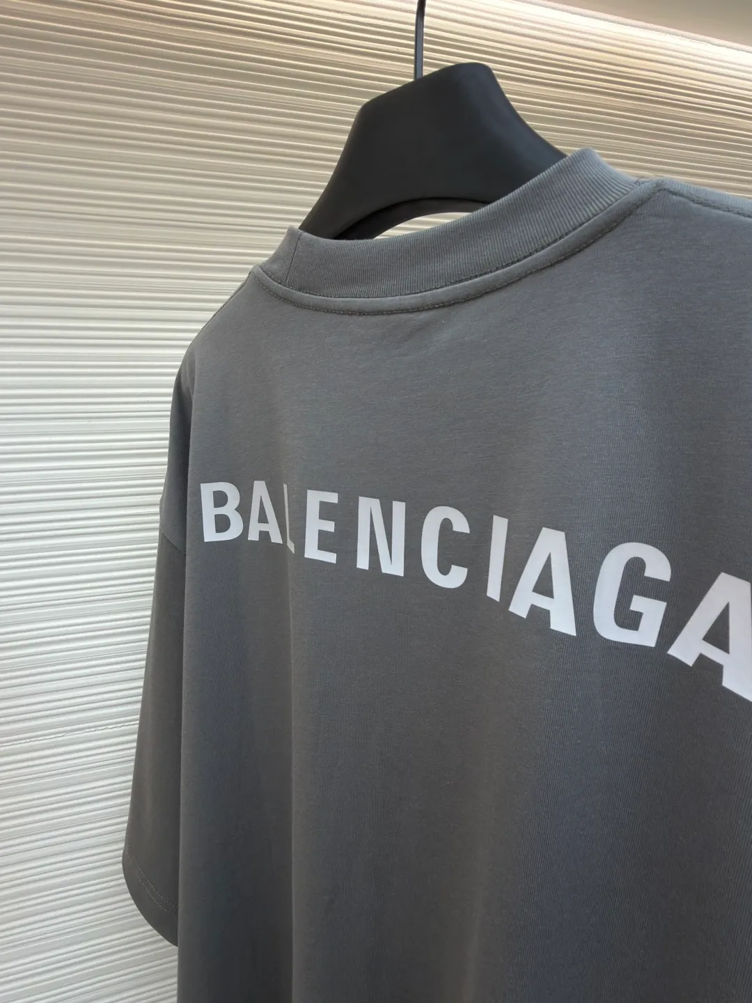 Balenciaga logo reflective short sleeves ●Original version: Purchased and developed by 6215 ●Item No.: 1682445-A00 ●Fabric: Double yarn cotton plain fabric ●Technology: Reflective heat transfer ●Color: Gray ●Version: Loose version ●Weight: about 365 grams ●Size: It is an elegance tempered by time. It is embellished with Balenciaga logo letters on the front and back to increase brand recognition. It lights up fashion with reflective charm, is eye-catching and dazzling, and fully explains the power and personality. The reflective heat transfer process cleverly combines the characteristics of heat transfer and reflective materials. The customized reflective materials are attached to the fabric through heat pressing. The unique reflective effect highlights the visual effect. The fabrics are washed and have a better hand feel and texture. It is not easy to deform, shrink or fade, and maintains long-term beauty. The overall wiring is straight and delicate, the fabric is comfortable and soft, and the color is consistent without color difference. It can be matched with the same style to create a fashionable look and control various occasions. Customized accessories, complete with three standards, same style for men and women!