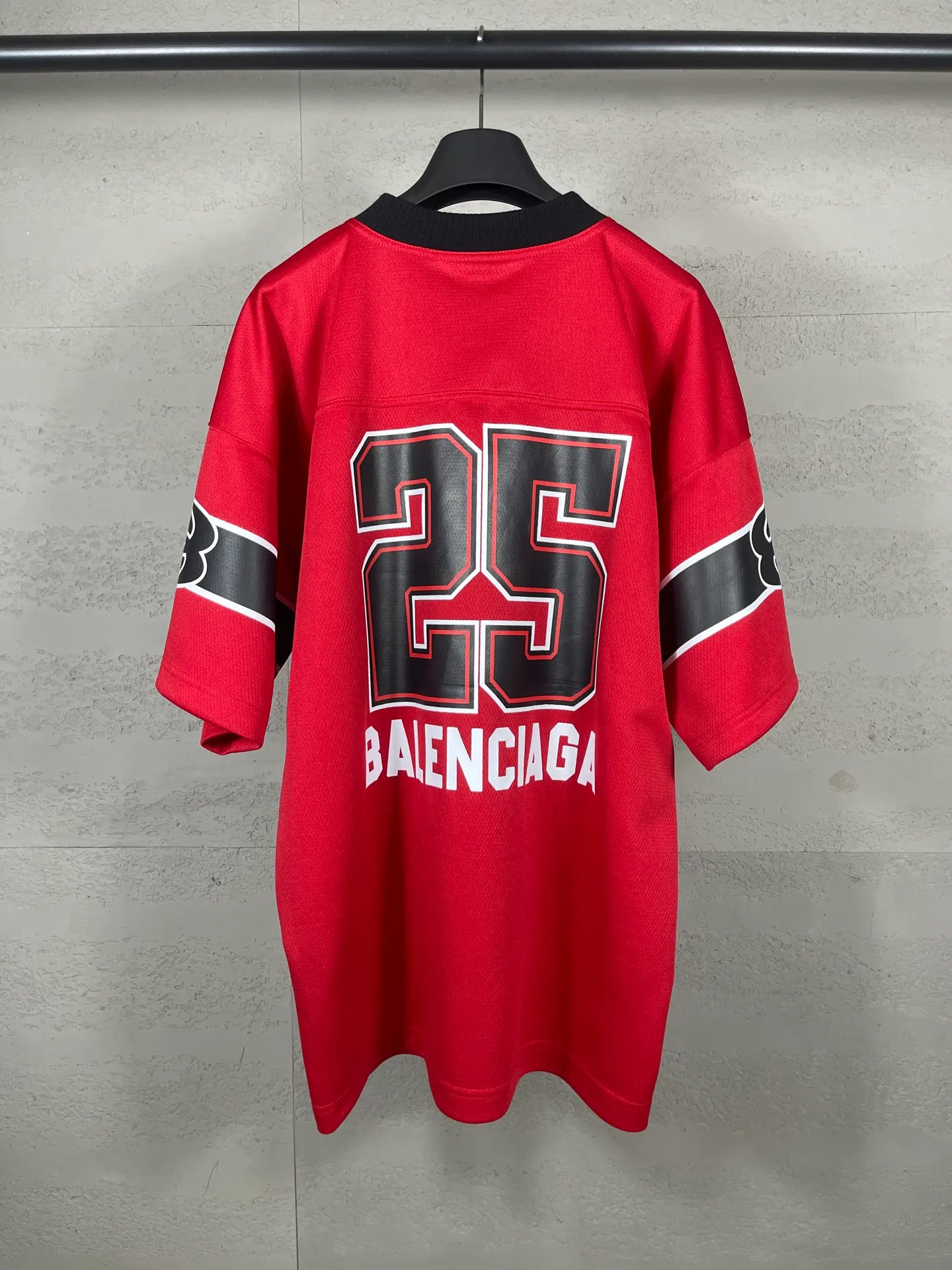 🅿️210 photos [Top version. Official website quality] BALENCI*GA/Paris double ring LOGO printed back No. 25 short-sleeved jersey. The collar adopts computer laser rib top collar, no shoulder seams, and extra-heavy craftsmanship. SS25 latest model. Research and development at the first time, different market currencies. Comparisons welcome. The fabric is made of custom-woven sports fabric that absorbs moisture and is comfortable and dry. Whether you are doing sports or fitness or going out on the street every day, you can easily become the center of attention. Stretch ribbing at neckline. Weighing 220 grams, the cloth surface is clean. The cloth pattern is clear, soft and comfortable. The threads are dyed with no color difference. The printing uses imported environmentally friendly rubber paddles, and the pattern letters are clear, three-dimensional and without burrs. Jubie market produces pictures based on pictures. Welcome to compare. The version adopts OS loose shoulder design. Same style for men and women. Code: BL253735 Color: black, red Size: XS S M L