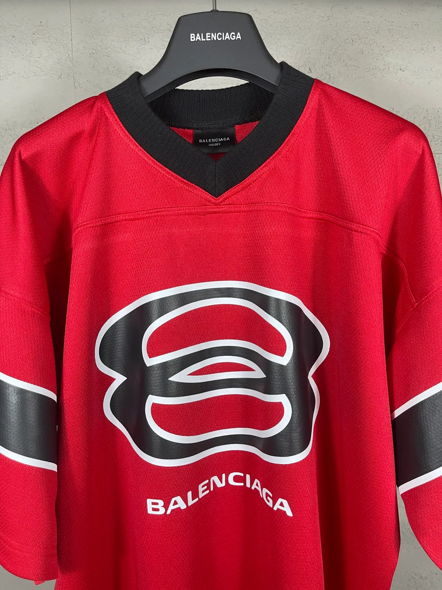 🅿️210 photos [Top version. Official website quality] BALENCI*GA/Paris double ring LOGO printed back No. 25 short-sleeved jersey. The collar adopts computer laser rib top collar, no shoulder seams, and extra-heavy craftsmanship. SS25 latest model. Research and development at the first time, different market currencies. Comparisons welcome. The fabric is made of custom-woven sports fabric that absorbs moisture and is comfortable and dry. Whether you are doing sports or fitness or going out on the street every day, you can easily become the center of attention. Stretch ribbing at neckline. Weighing 220 grams, the cloth surface is clean. The cloth pattern is clear, soft and comfortable. The threads are dyed with no color difference. The printing uses imported environmentally friendly rubber paddles, and the pattern letters are clear, three-dimensional and without burrs. Jubie market produces pictures based on pictures. Welcome to compare. The version adopts OS loose shoulder design. Same style for men and women. Code: BL253735 Color: black, red Size: XS S M L
