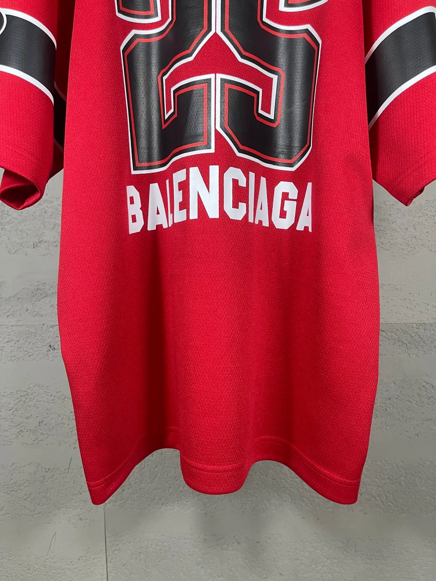 🅿️210 photos [Top version. Official website quality] BALENCI*GA/Paris double ring LOGO printed back No. 25 short-sleeved jersey. The collar adopts computer laser rib top collar, no shoulder seams, and extra-heavy craftsmanship. SS25 latest model. Research and development at the first time, different market currencies. Comparisons welcome. The fabric is made of custom-woven sports fabric that absorbs moisture and is comfortable and dry. Whether you are doing sports or fitness or going out on the street every day, you can easily become the center of attention. Stretch ribbing at neckline. Weighing 220 grams, the cloth surface is clean. The cloth pattern is clear, soft and comfortable. The threads are dyed with no color difference. The printing uses imported environmentally friendly rubber paddles, and the pattern letters are clear, three-dimensional and without burrs. Jubie market produces pictures based on pictures. Welcome to compare. The version adopts OS loose shoulder design. Same style for men and women. Code: BL253735 Color: black, red Size: XS S M L