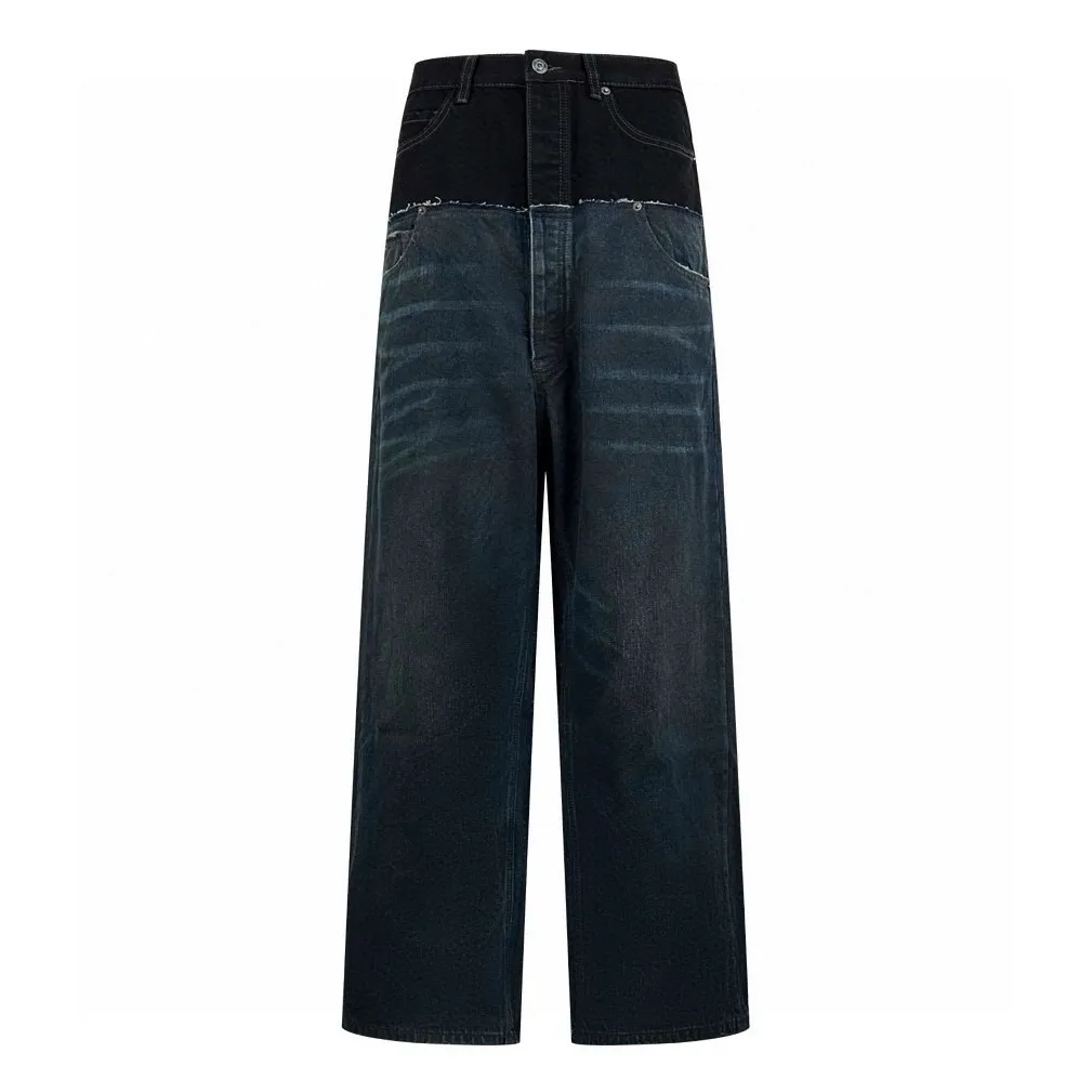 🅿️680 Exclusive supply] BLCG 24FW spliced ​​pocket jeans (black). The original purchase was 16,200 and developed. The fabric is made of custom-made silo denim. It is full of texture and comfortable to the skin. It is centered on the gradient and collision of colors. The waistband is decorated with Paris kraft paper to highlight the brand's imprint. Everywhere exudes trend, creating a walking work of art jeans. The unbridled imagination is vividly displayed. Multi-dimensional fusion splicing technology, color splicing, positioning tailoring splicing, multi-pocket splicing, material dimension splicing, tedious and delicate, each step embodies the hard work and wisdom of the craftsmen. Prioritize the customization of 1:1 original denim material, stir-fry snowballs, stir-fry salt, and prepare a special corresponding solution. Add a certain amount of dye, soak the denim material in it to absorb the solvent, then scrub it and dry it to further fade and oxidize it. The rubbing and wrinkling cat's whisker technology is combined with the gun-drawing cat's whisker technology. Priority is given to hand-rubbing in specific areas to achieve a natural wrinkle effect, and then specific tools are used to draw the texture of the cat's whisker shape to create a full visual effect. The ripped edge hanging technology uses physical wear and friction on the edges to achieve a natural edge effect. Through the combination of high-temperature steam and frosted paper, the fiber hairiness and color difference are removed, giving the jeans a unique hole and abrasion effect. Size:XS/S/M/L