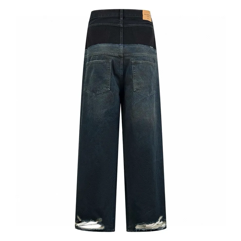 🅿️680 Exclusive supply] BLCG 24FW spliced ​​pocket jeans (black). The original purchase was 16,200 and developed. The fabric is made of custom-made silo denim. It is full of texture and comfortable to the skin. It is centered on the gradient and collision of colors. The waistband is decorated with Paris kraft paper to highlight the brand's imprint. Everywhere exudes trend, creating a walking work of art jeans. The unbridled imagination is vividly displayed. Multi-dimensional fusion splicing technology, color splicing, positioning tailoring splicing, multi-pocket splicing, material dimension splicing, tedious and delicate, each step embodies the hard work and wisdom of the craftsmen. Prioritize the customization of 1:1 original denim material, stir-fry snowballs, stir-fry salt, and prepare a special corresponding solution. Add a certain amount of dye, soak the denim material in it to absorb the solvent, then scrub it and dry it to further fade and oxidize it. The rubbing and wrinkling cat's whisker technology is combined with the gun-drawing cat's whisker technology. Priority is given to hand-rubbing in specific areas to achieve a natural wrinkle effect, and then specific tools are used to draw the texture of the cat's whisker shape to create a full visual effect. The ripped edge hanging technology uses physical wear and friction on the edges to achieve a natural edge effect. Through the combination of high-temperature steam and frosted paper, the fiber hairiness and color difference are removed, giving the jeans a unique hole and abrasion effect. Size:XS/S/M/L