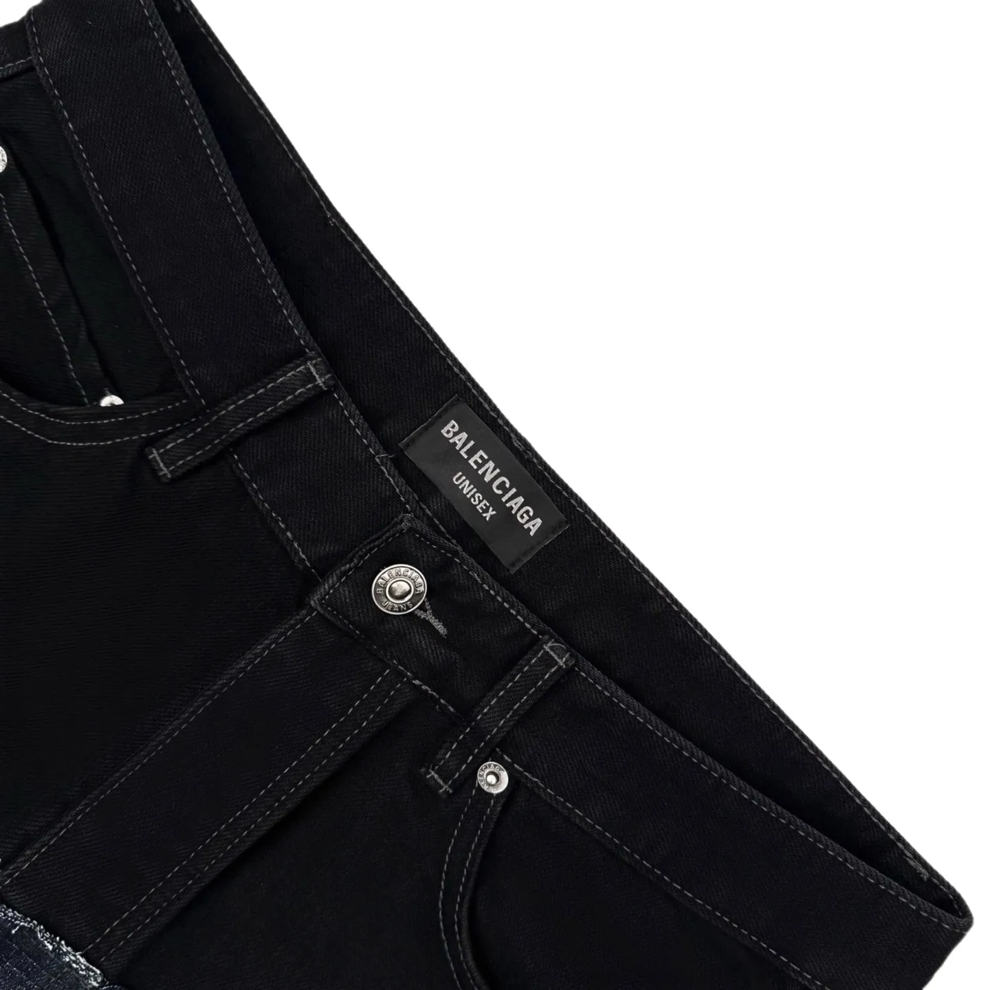 🅿️680 Exclusive supply] BLCG 24FW spliced ​​pocket jeans (black). The original purchase was 16,200 and developed. The fabric is made of custom-made silo denim. It is full of texture and comfortable to the skin. It is centered on the gradient and collision of colors. The waistband is decorated with Paris kraft paper to highlight the brand's imprint. Everywhere exudes trend, creating a walking work of art jeans. The unbridled imagination is vividly displayed. Multi-dimensional fusion splicing technology, color splicing, positioning tailoring splicing, multi-pocket splicing, material dimension splicing, tedious and delicate, each step embodies the hard work and wisdom of the craftsmen. Prioritize the customization of 1:1 original denim material, stir-fry snowballs, stir-fry salt, and prepare a special corresponding solution. Add a certain amount of dye, soak the denim material in it to absorb the solvent, then scrub it and dry it to further fade and oxidize it. The rubbing and wrinkling cat's whisker technology is combined with the gun-drawing cat's whisker technology. Priority is given to hand-rubbing in specific areas to achieve a natural wrinkle effect, and then specific tools are used to draw the texture of the cat's whisker shape to create a full visual effect. The ripped edge hanging technology uses physical wear and friction on the edges to achieve a natural edge effect. Through the combination of high-temperature steam and frosted paper, the fiber hairiness and color difference are removed, giving the jeans a unique hole and abrasion effect. Size:XS/S/M/L