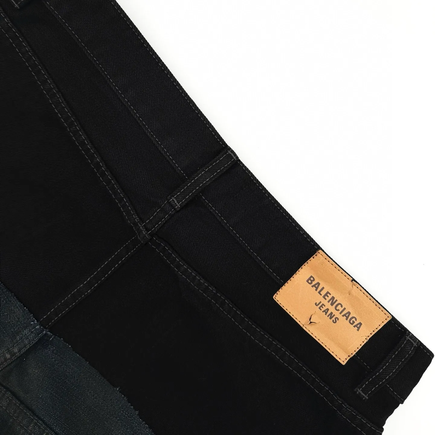 🅿️680 Exclusive supply] BLCG 24FW spliced ​​pocket jeans (black). The original purchase was 16,200 and developed. The fabric is made of custom-made silo denim. It is full of texture and comfortable to the skin. It is centered on the gradient and collision of colors. The waistband is decorated with Paris kraft paper to highlight the brand's imprint. Everywhere exudes trend, creating a walking work of art jeans. The unbridled imagination is vividly displayed. Multi-dimensional fusion splicing technology, color splicing, positioning tailoring splicing, multi-pocket splicing, material dimension splicing, tedious and delicate, each step embodies the hard work and wisdom of the craftsmen. Prioritize the customization of 1:1 original denim material, stir-fry snowballs, stir-fry salt, and prepare a special corresponding solution. Add a certain amount of dye, soak the denim material in it to absorb the solvent, then scrub it and dry it to further fade and oxidize it. The rubbing and wrinkling cat's whisker technology is combined with the gun-drawing cat's whisker technology. Priority is given to hand-rubbing in specific areas to achieve a natural wrinkle effect, and then specific tools are used to draw the texture of the cat's whisker shape to create a full visual effect. The ripped edge hanging technology uses physical wear and friction on the edges to achieve a natural edge effect. Through the combination of high-temperature steam and frosted paper, the fiber hairiness and color difference are removed, giving the jeans a unique hole and abrasion effect. Size:XS/S/M/L