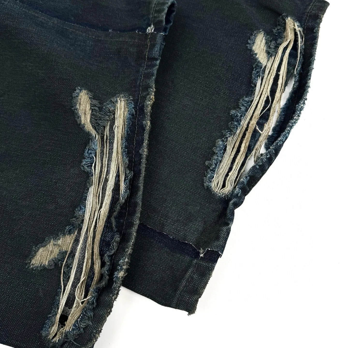 🅿️680 Exclusive supply] BLCG 24FW spliced ​​pocket jeans (black). The original purchase was 16,200 and developed. The fabric is made of custom-made silo denim. It is full of texture and comfortable to the skin. It is centered on the gradient and collision of colors. The waistband is decorated with Paris kraft paper to highlight the brand's imprint. Everywhere exudes trend, creating a walking work of art jeans. The unbridled imagination is vividly displayed. Multi-dimensional fusion splicing technology, color splicing, positioning tailoring splicing, multi-pocket splicing, material dimension splicing, tedious and delicate, each step embodies the hard work and wisdom of the craftsmen. Prioritize the customization of 1:1 original denim material, stir-fry snowballs, stir-fry salt, and prepare a special corresponding solution. Add a certain amount of dye, soak the denim material in it to absorb the solvent, then scrub it and dry it to further fade and oxidize it. The rubbing and wrinkling cat's whisker technology is combined with the gun-drawing cat's whisker technology. Priority is given to hand-rubbing in specific areas to achieve a natural wrinkle effect, and then specific tools are used to draw the texture of the cat's whisker shape to create a full visual effect. The ripped edge hanging technology uses physical wear and friction on the edges to achieve a natural edge effect. Through the combination of high-temperature steam and frosted paper, the fiber hairiness and color difference are removed, giving the jeans a unique hole and abrasion effect. Size:XS/S/M/L