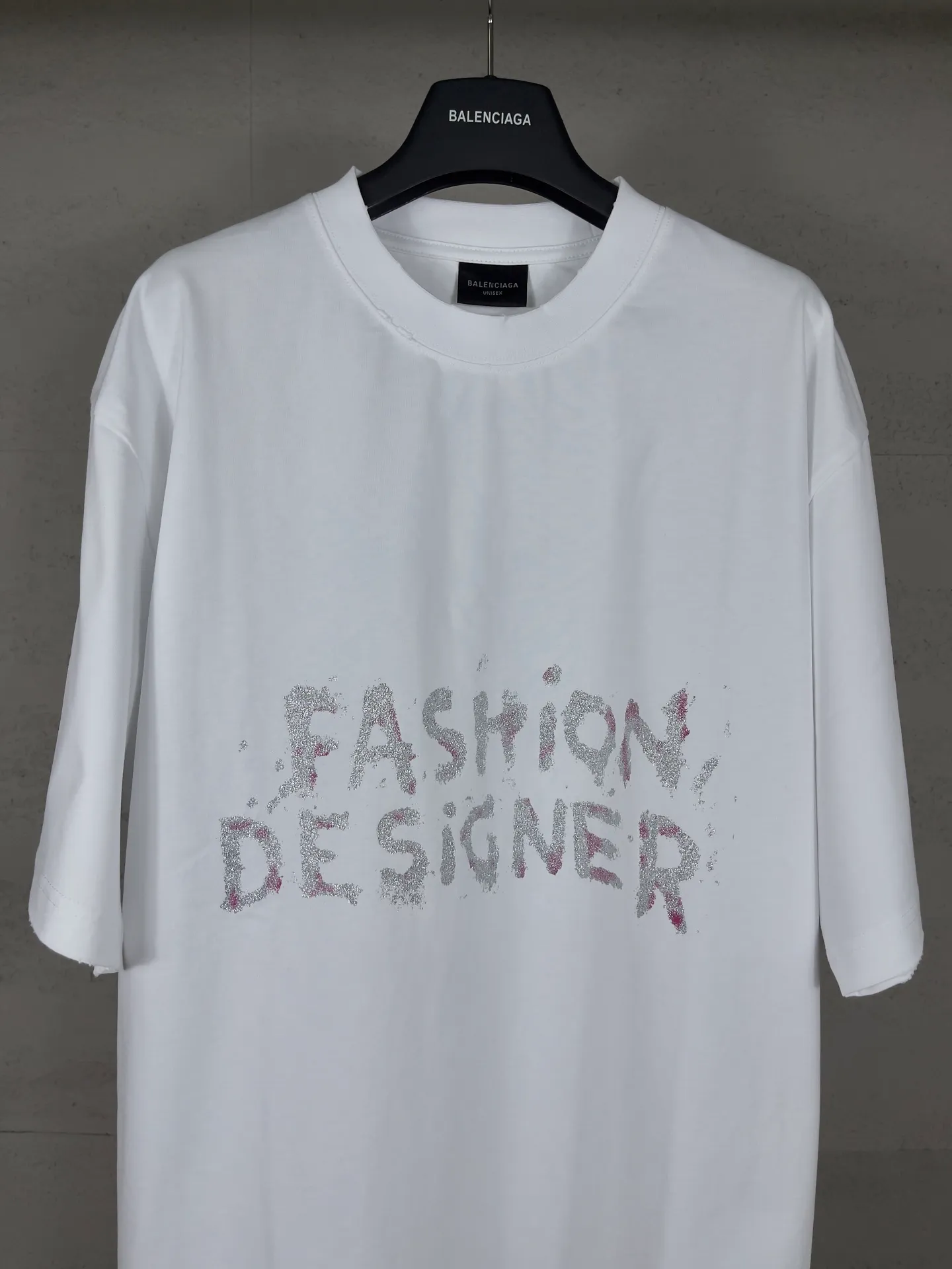 🅿️190 real photos [Top version. Official website quality] BALENCI*GA/25 new model. Paris lettering sequin print frayed distressed short-sleeved T-shirt # SS25 latest style. Research and development at the first time, different market currencies. Comparisons welcome. The fabric is made of Paris ZP custom-woven and dyed cotton double yarn. Weighing 260 grams, the cloth surface is clean. The cloth pattern is clear, soft and comfortable. The threads are dyed with no color difference. Printing adopts computer direct printing. Jubie market currency. Welcome to compare. The version adopts OS loose shoulder design. Same style for men and women. Code: BL253671 Color: black, white Size: XS S M L