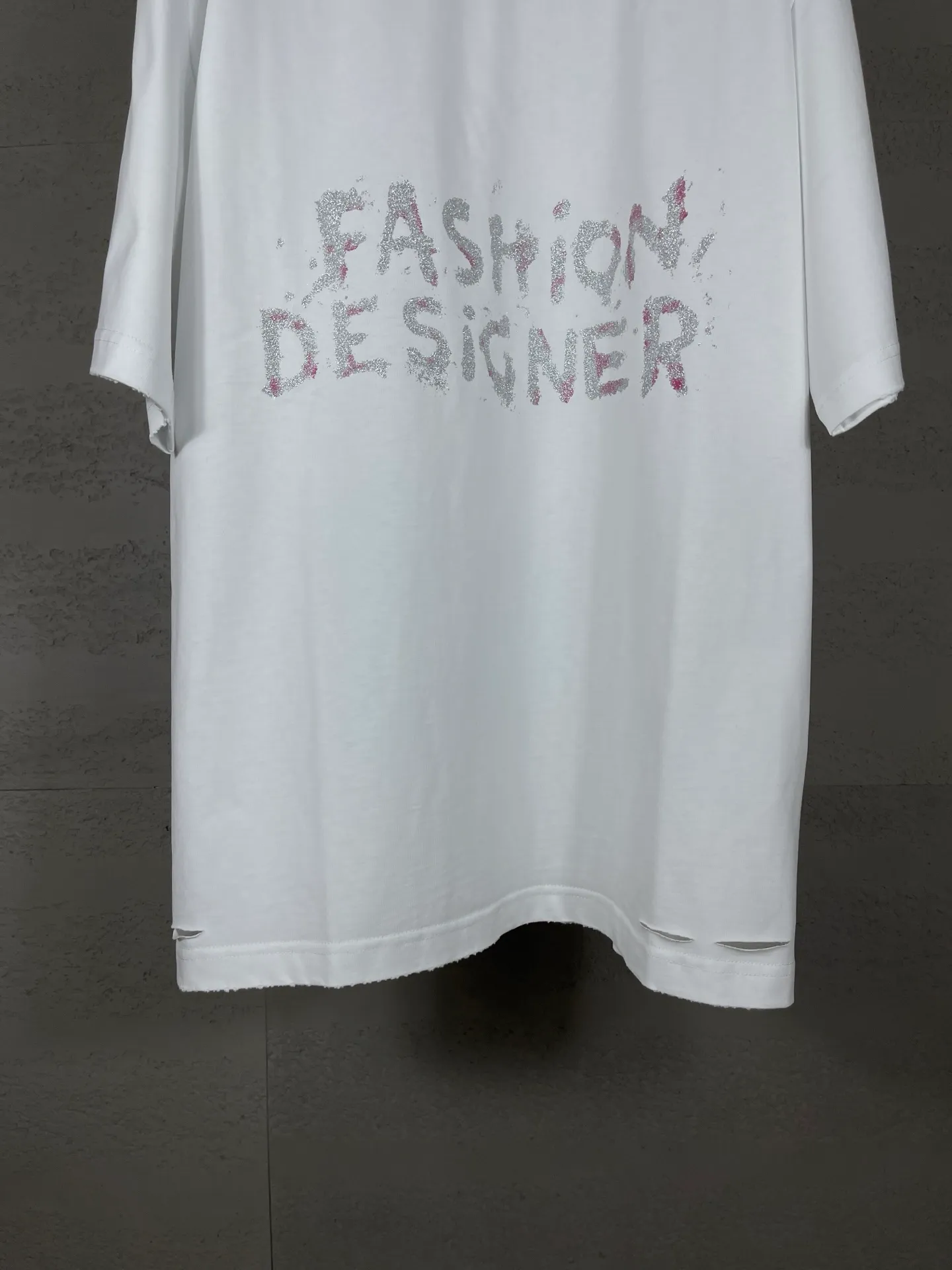 🅿️190 real photos [Top version. Official website quality] BALENCI*GA/25 new model. Paris lettering sequin print frayed distressed short-sleeved T-shirt # SS25 latest style. Research and development at the first time, different market currencies. Comparisons welcome. The fabric is made of Paris ZP custom-woven and dyed cotton double yarn. Weighing 260 grams, the cloth surface is clean. The cloth pattern is clear, soft and comfortable. The threads are dyed with no color difference. Printing adopts computer direct printing. Jubie market currency. Welcome to compare. The version adopts OS loose shoulder design. Same style for men and women. Code: BL253671 Color: black, white Size: XS S M L