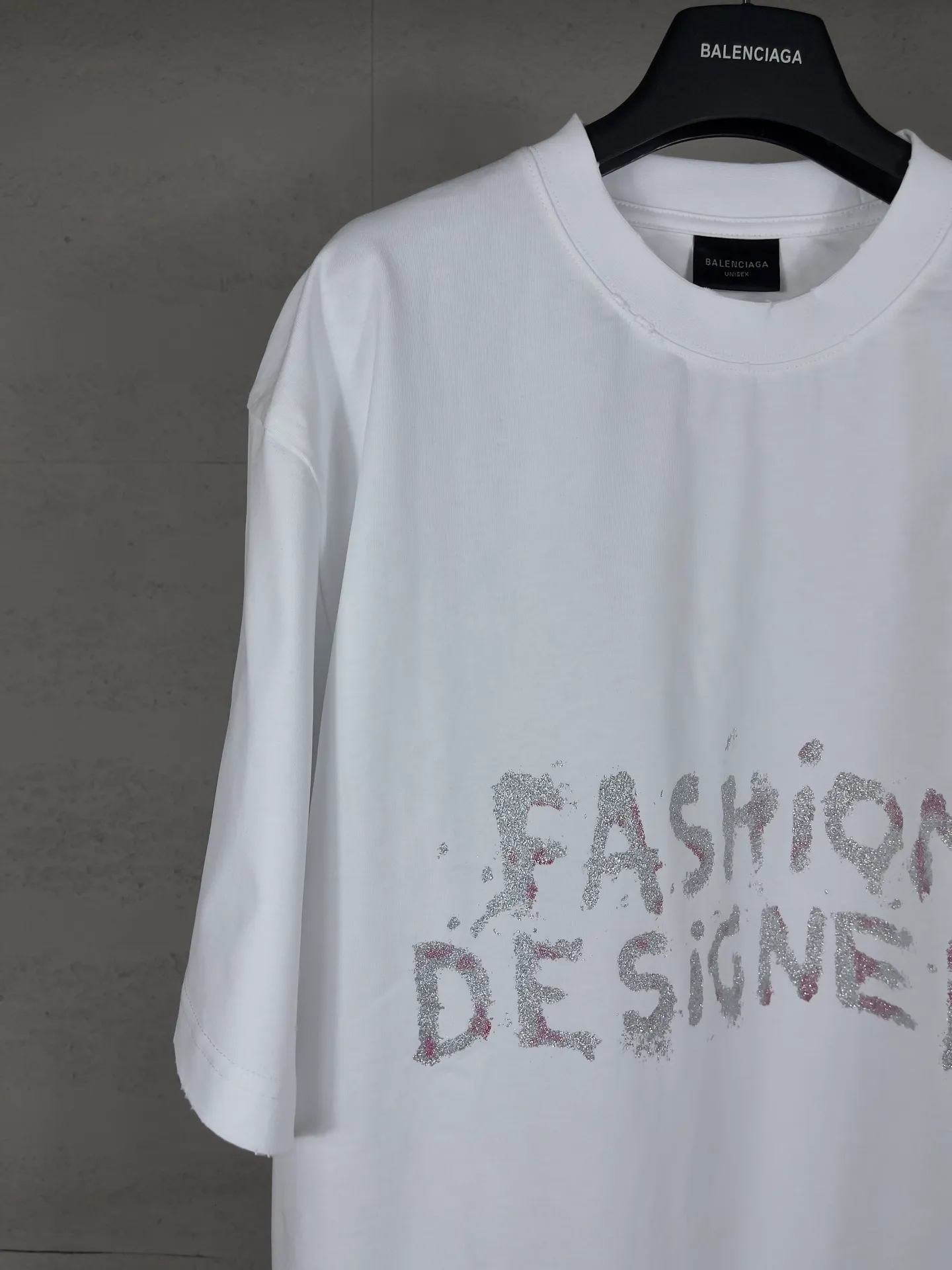🅿️190 real photos [Top version. Official website quality] BALENCI*GA/25 new model. Paris lettering sequin print frayed distressed short-sleeved T-shirt # SS25 latest style. Research and development at the first time, different market currencies. Comparisons welcome. The fabric is made of Paris ZP custom-woven and dyed cotton double yarn. Weighing 260 grams, the cloth surface is clean. The cloth pattern is clear, soft and comfortable. The threads are dyed with no color difference. Printing adopts computer direct printing. Jubie market currency. Welcome to compare. The version adopts OS loose shoulder design. Same style for men and women. Code: BL253671 Color: black, white Size: XS S M L