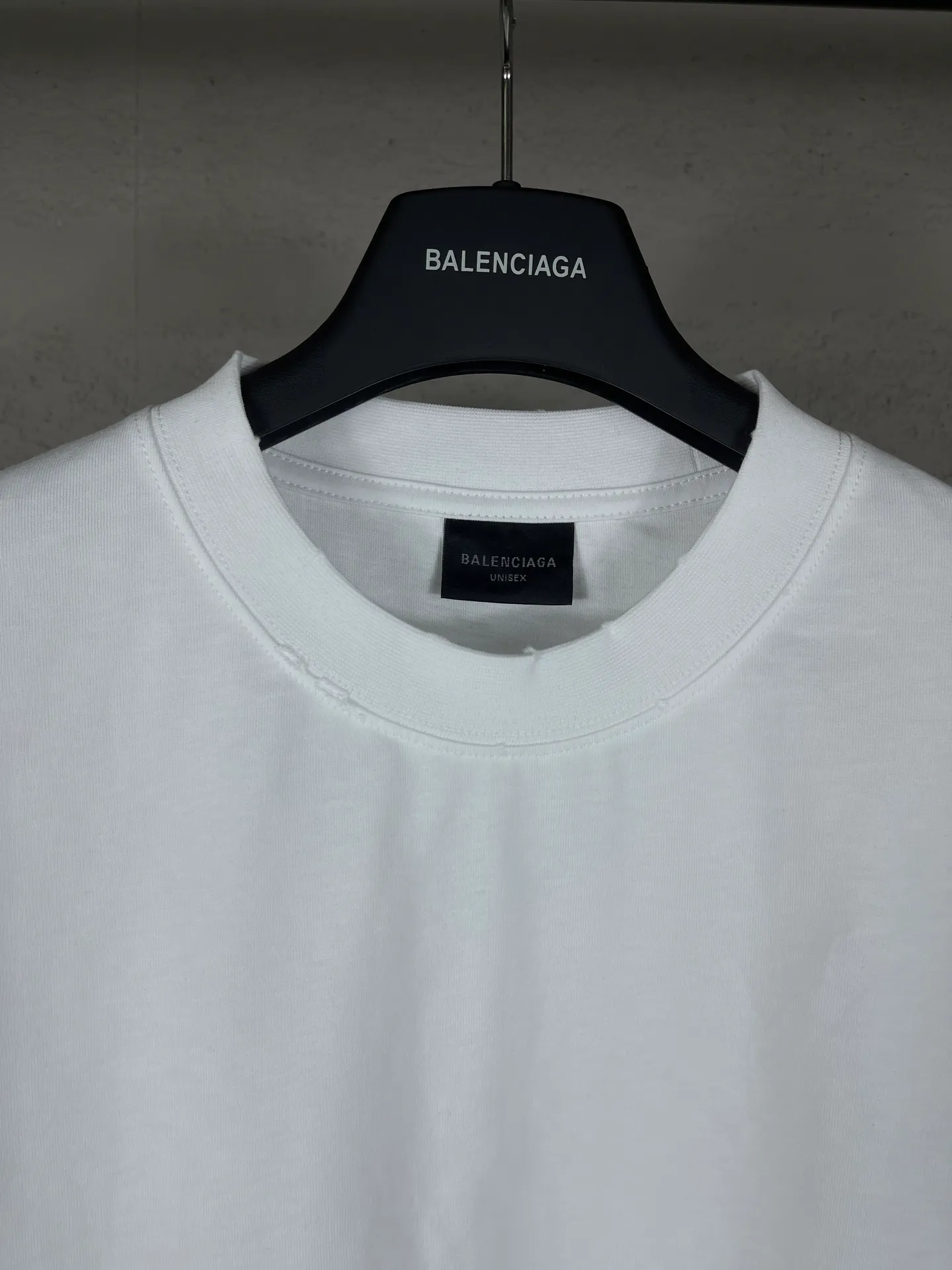 🅿️190 real photos [Top version. Official website quality] BALENCI*GA/25 new model. Paris lettering sequin print frayed distressed short-sleeved T-shirt # SS25 latest style. Research and development at the first time, different market currencies. Comparisons welcome. The fabric is made of Paris ZP custom-woven and dyed cotton double yarn. Weighing 260 grams, the cloth surface is clean. The cloth pattern is clear, soft and comfortable. The threads are dyed with no color difference. Printing adopts computer direct printing. Jubie market currency. Welcome to compare. The version adopts OS loose shoulder design. Same style for men and women. Code: BL253671 Color: black, white Size: XS S M L