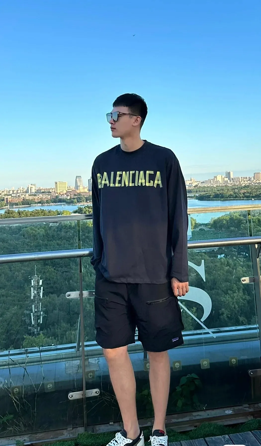 ♻️💯Upper body reference model picture❤️Top tested version BALENCIAGA/Balenciaga 2023 SS new tape print round neck long sleeve 💘Big hit💝 Simple yet stylish retro, made of original custom-made high-weight double-ply fabric, the fabric feels solid and very high-grade. It is soft and delicate next to the body, very refined, showing taste, loose OS cut, in line with the current trend aesthetic. Original fabric, the same official style, customized 400g terry double-ply fabric + thread dyed fabric in the same vat, very comfortable to the touch, synchronized with the latest counters in autumn and winter, OS off-shoulder version, fashionable and individual, super versatile and good-looking, very suitable for both men and women, a must-have style, hang tag, collar label, washed wheat, complete with three standards, color: black, size: S-L P:320