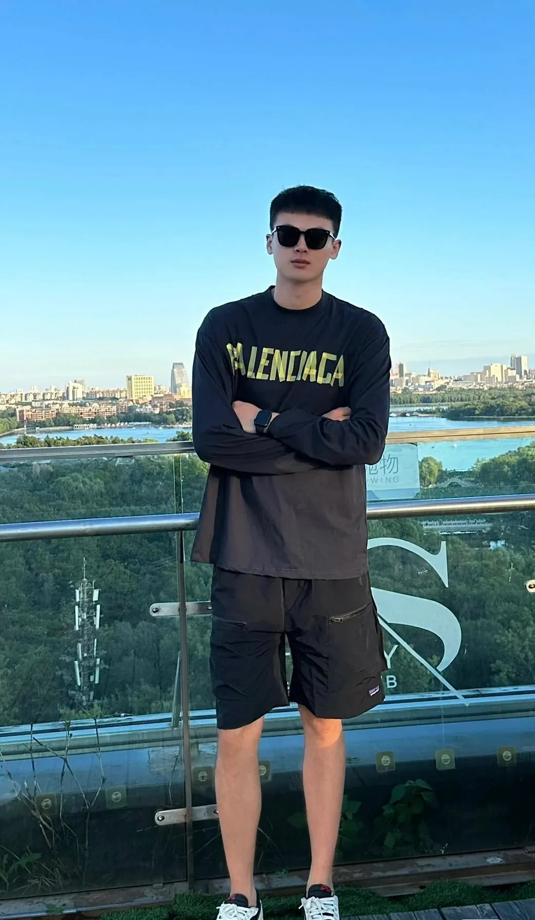 ♻️💯Upper body reference model picture❤️Top tested version BALENCIAGA/Balenciaga 2023 SS new tape print round neck long sleeve 💘Big hit💝 Simple yet stylish retro, made of original custom-made high-weight double-ply fabric, the fabric feels solid and very high-grade. It is soft and delicate next to the body, very refined, showing taste, loose OS cut, in line with the current trend aesthetic. Original fabric, the same official style, customized 400g terry double-ply fabric + thread dyed fabric in the same vat, very comfortable to the touch, synchronized with the latest counters in autumn and winter, OS off-shoulder version, fashionable and individual, super versatile and good-looking, very suitable for both men and women, a must-have style, hang tag, collar label, washed wheat, complete with three standards, color: black, size: S-L P:320