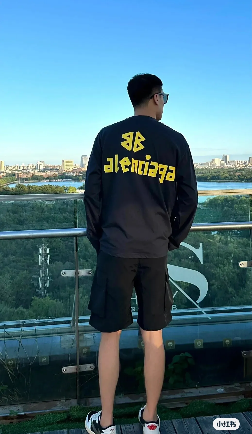 ♻️💯Upper body reference model picture❤️Top tested version BALENCIAGA/Balenciaga 2023 SS new tape print round neck long sleeve 💘Big hit💝 Simple yet stylish retro, made of original custom-made high-weight double-ply fabric, the fabric feels solid and very high-grade. It is soft and delicate next to the body, very refined, showing taste, loose OS cut, in line with the current trend aesthetic. Original fabric, the same official style, customized 400g terry double-ply fabric + thread dyed fabric in the same vat, very comfortable to the touch, synchronized with the latest counters in autumn and winter, OS off-shoulder version, fashionable and individual, super versatile and good-looking, very suitable for both men and women, a must-have style, hang tag, collar label, washed wheat, complete with three standards, color: black, size: S-L P:320